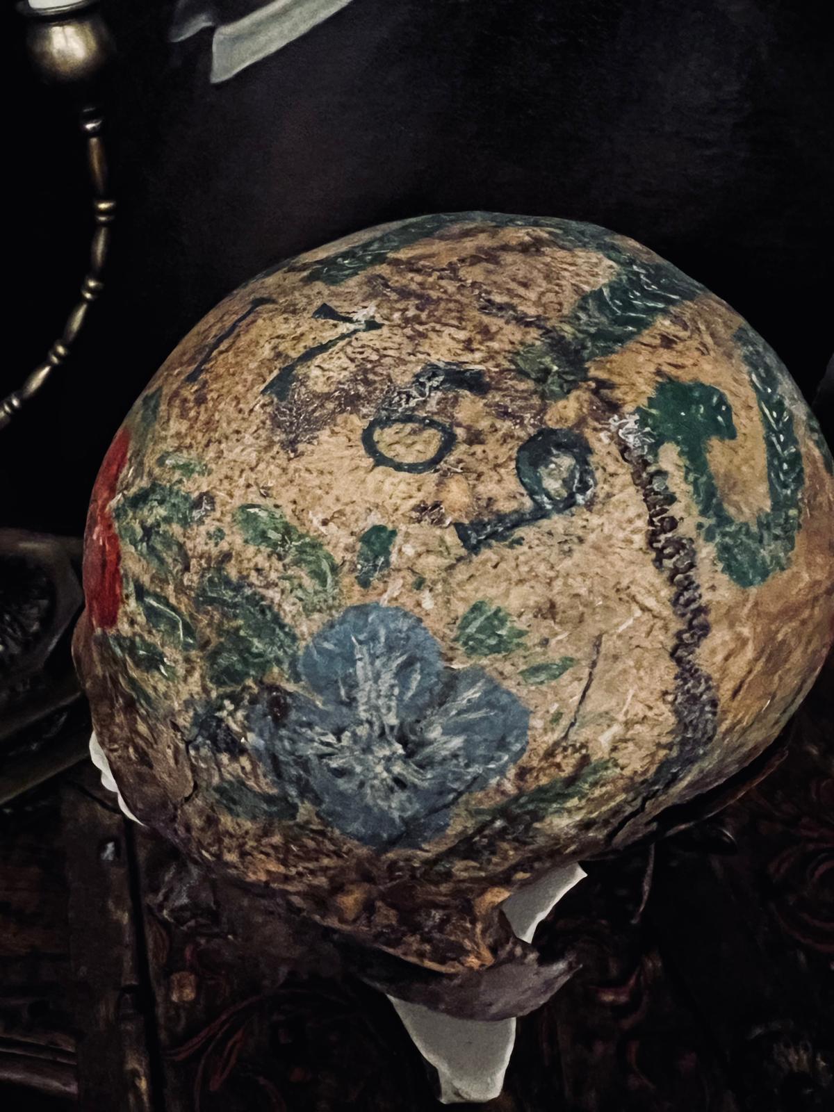 Antigua calavera pintada Memento Mori, fechada en 1769 Año de nacimiento de Napoleón I Barroco en venta