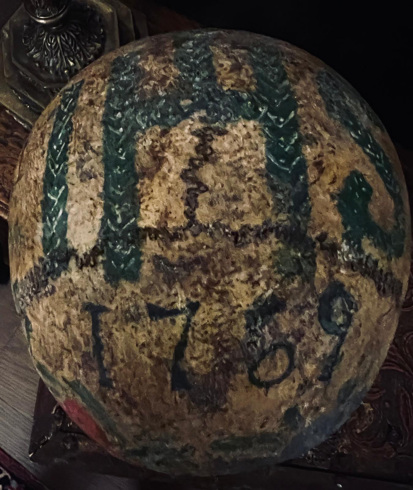 Antigua calavera pintada Memento Mori, fechada en 1769 Año de nacimiento de Napoleón I Tallado a mano en venta