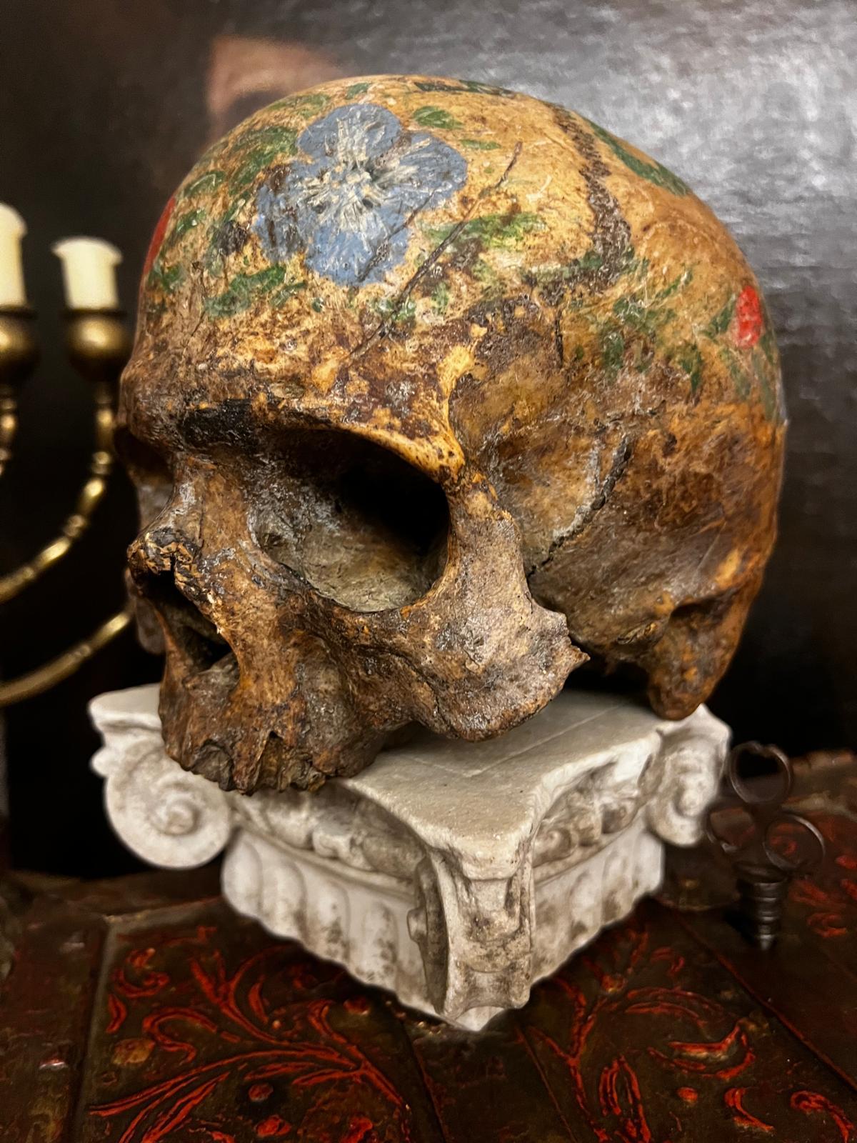 Antigua calavera pintada Memento Mori, fechada en 1769 Año de nacimiento de Napoleón I siglo XVIII y antes en venta