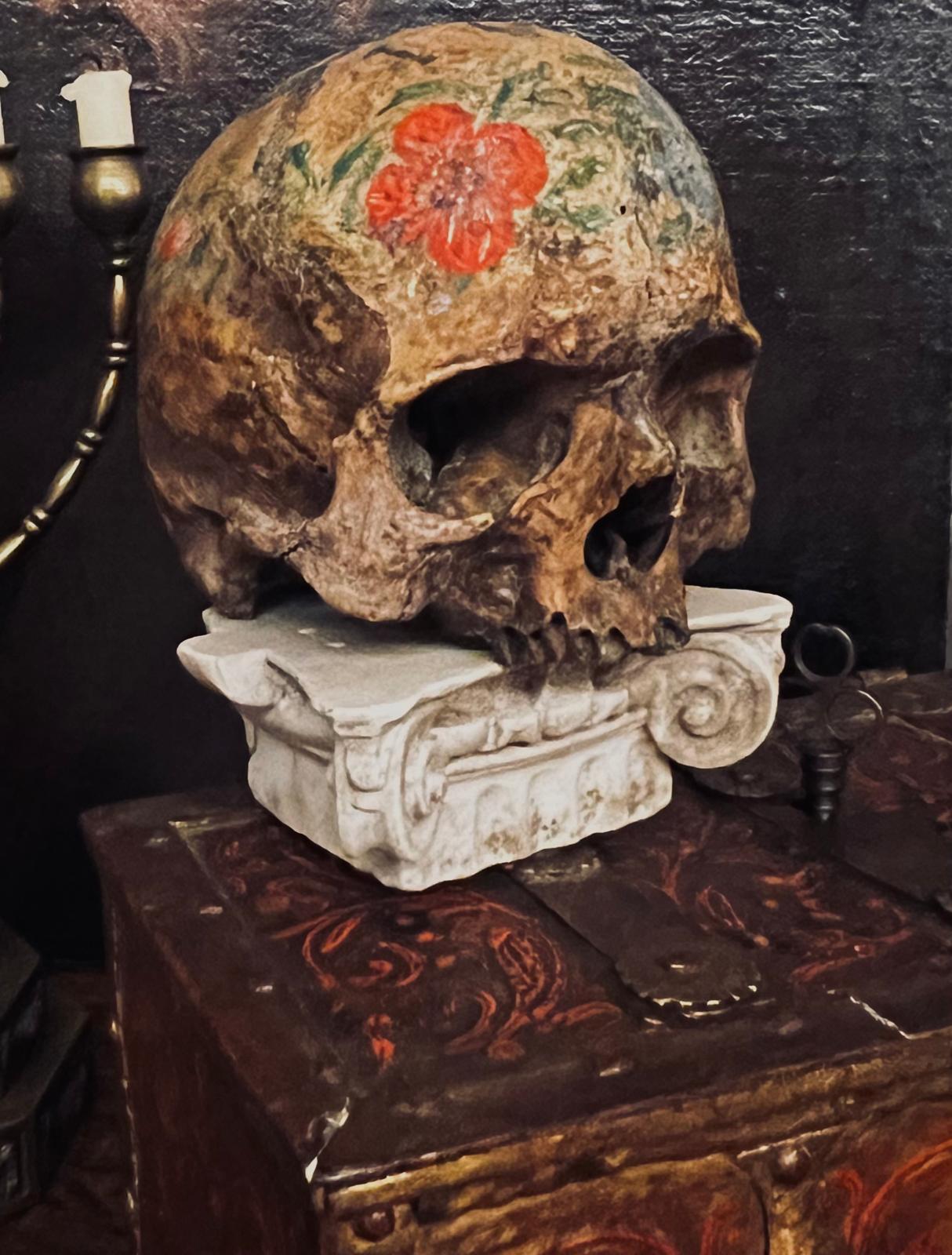 Antigua calavera pintada Memento Mori, fechada en 1769 Año de nacimiento de Napoleón I Madera en venta