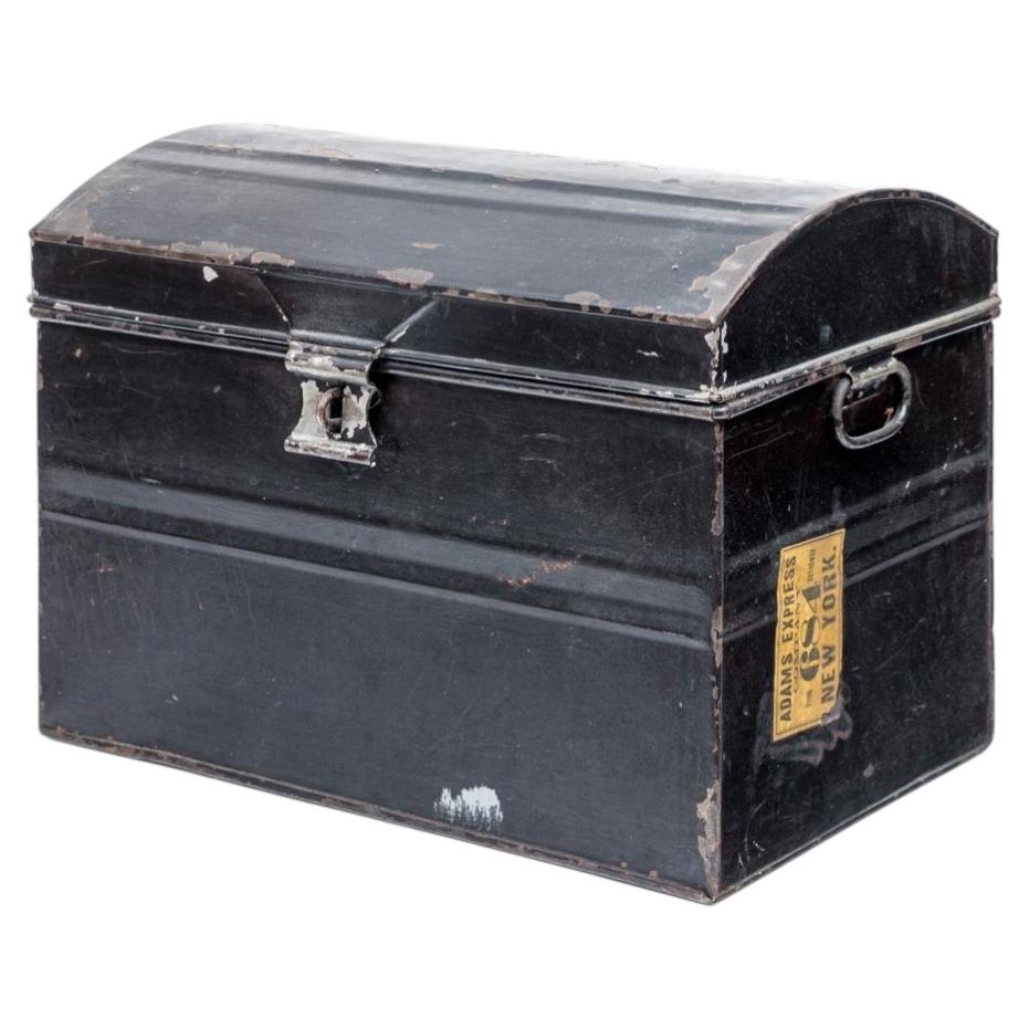Ancienne boîte à serrure ou à acte en métal peint à dôme en vente