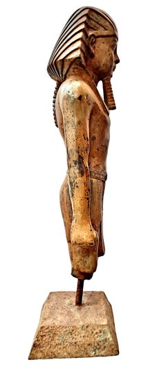 Antica statua in metallo dipinto di un faraone egiziano