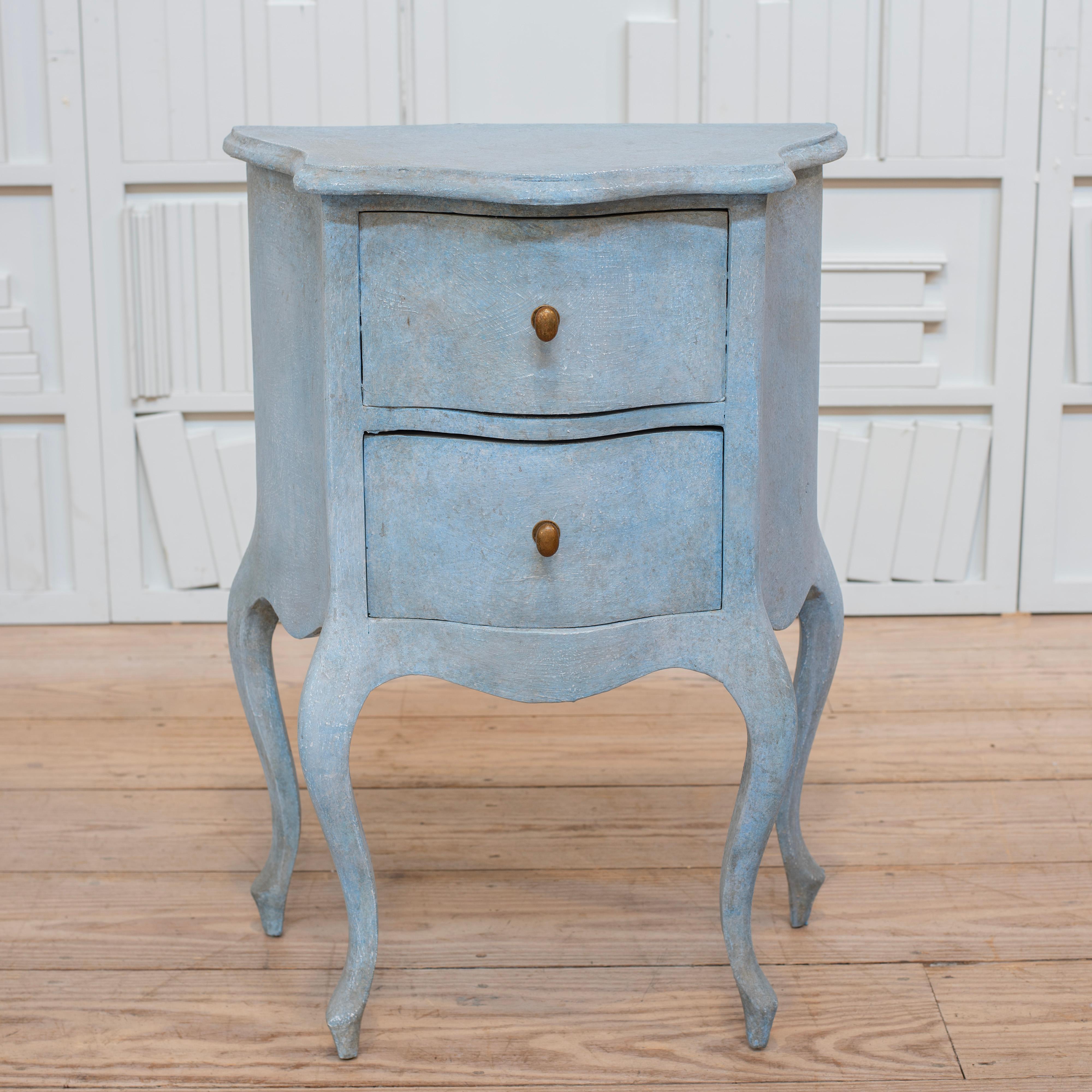 Une jolie table de nuit peinte avec une façade en forme, des pieds de style cabriole, deux tiroirs et des ferrures en laiton. Cette pièce a une forme accueillante et est parfaite comme table de nuit ou table d'appoint. En très bon état d'ancienneté.