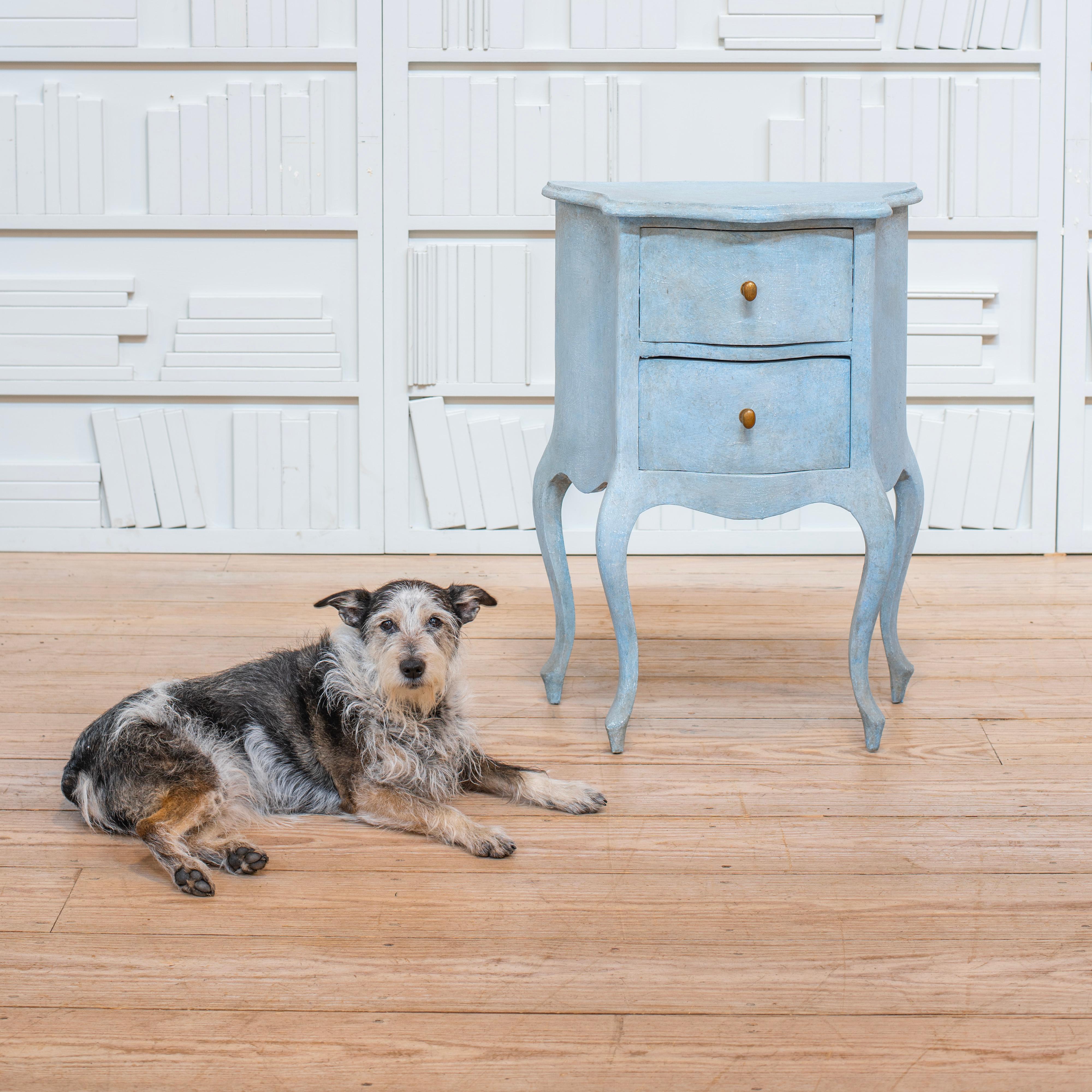 Table de nuit peinte à l'ancienne avec deux tiroirs, façade et pieds en forme Bon état - En vente à Kent, CT
