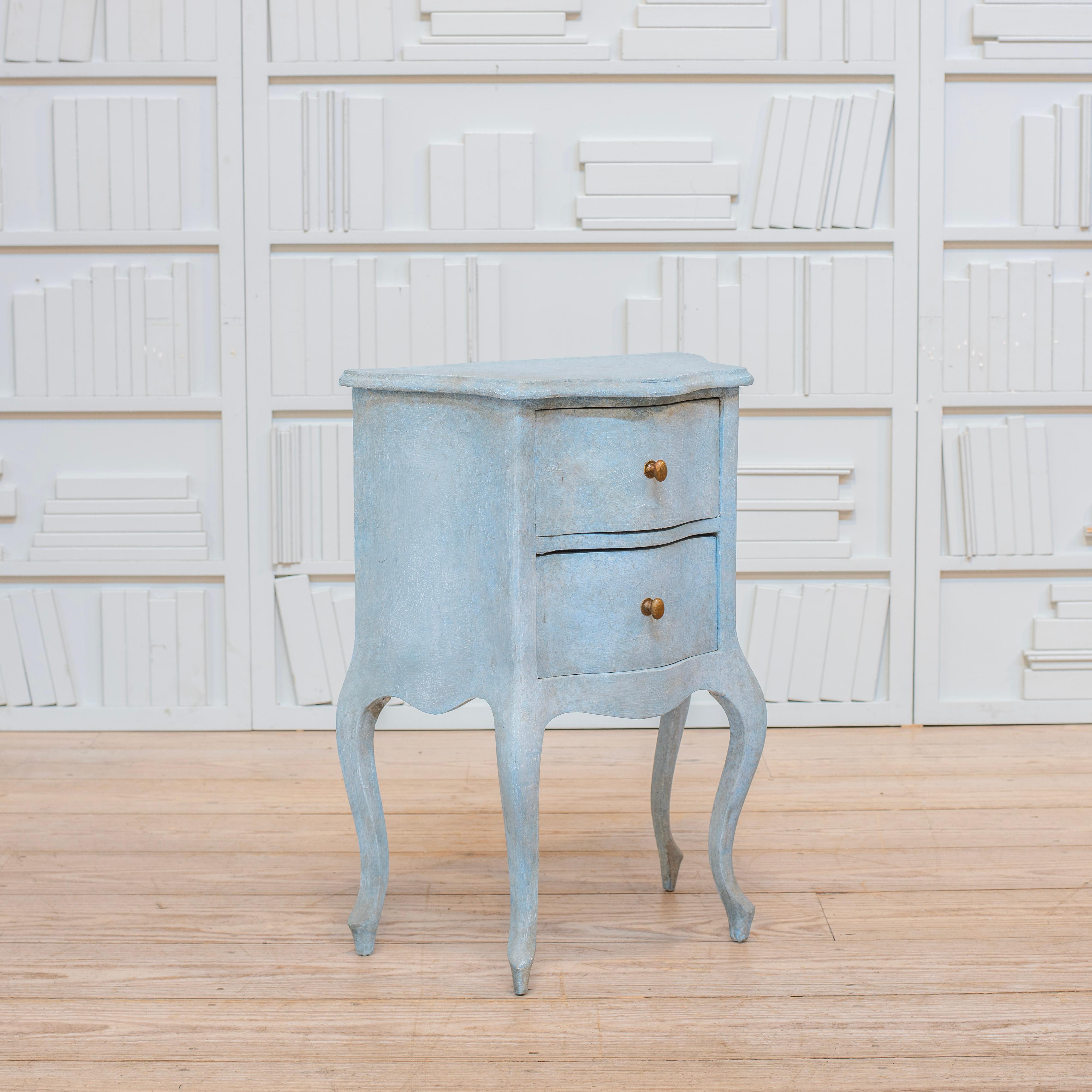 20ième siècle Table de nuit peinte à l'ancienne avec deux tiroirs, façade et pieds en forme en vente