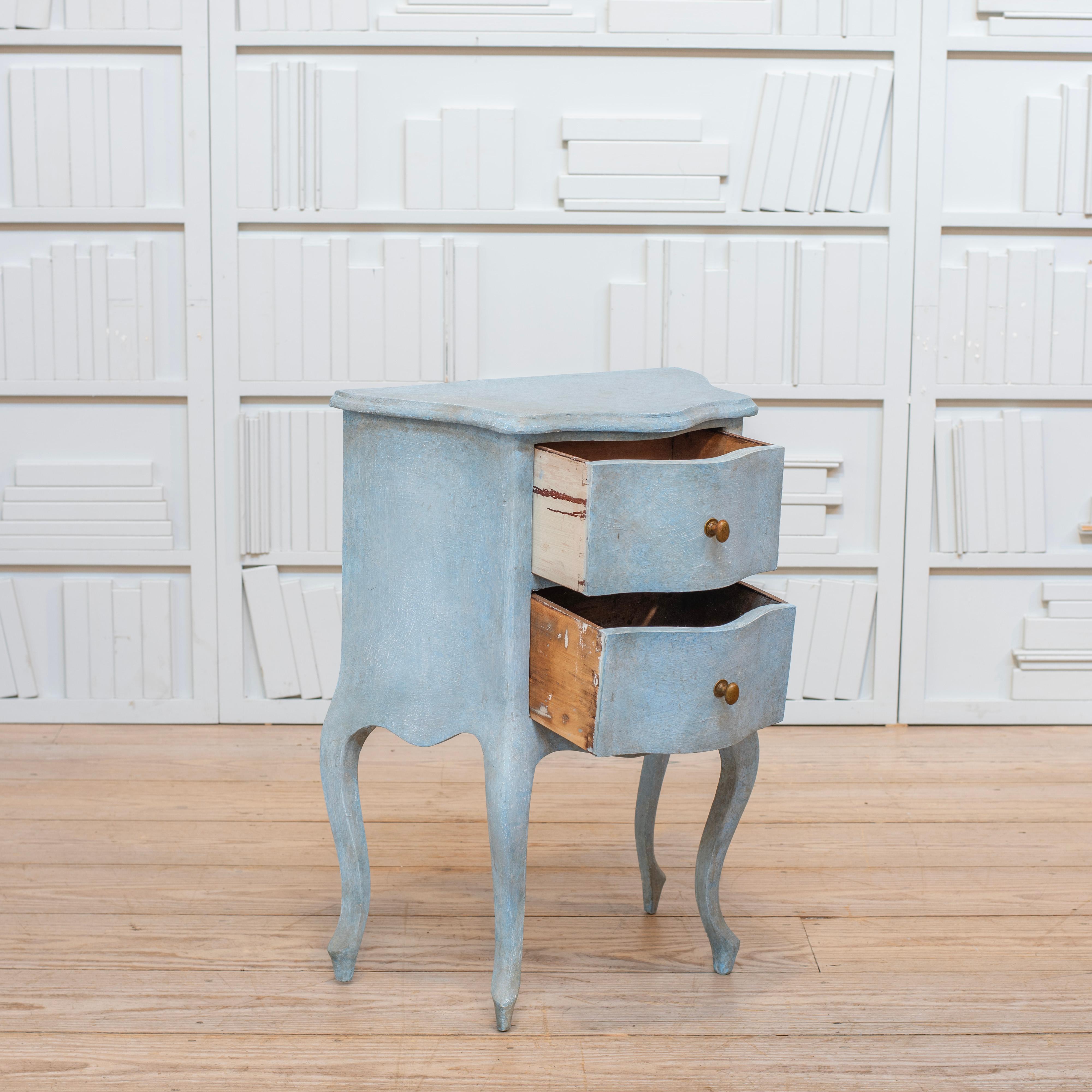 Bois Table de nuit peinte à l'ancienne avec deux tiroirs, façade et pieds en forme en vente