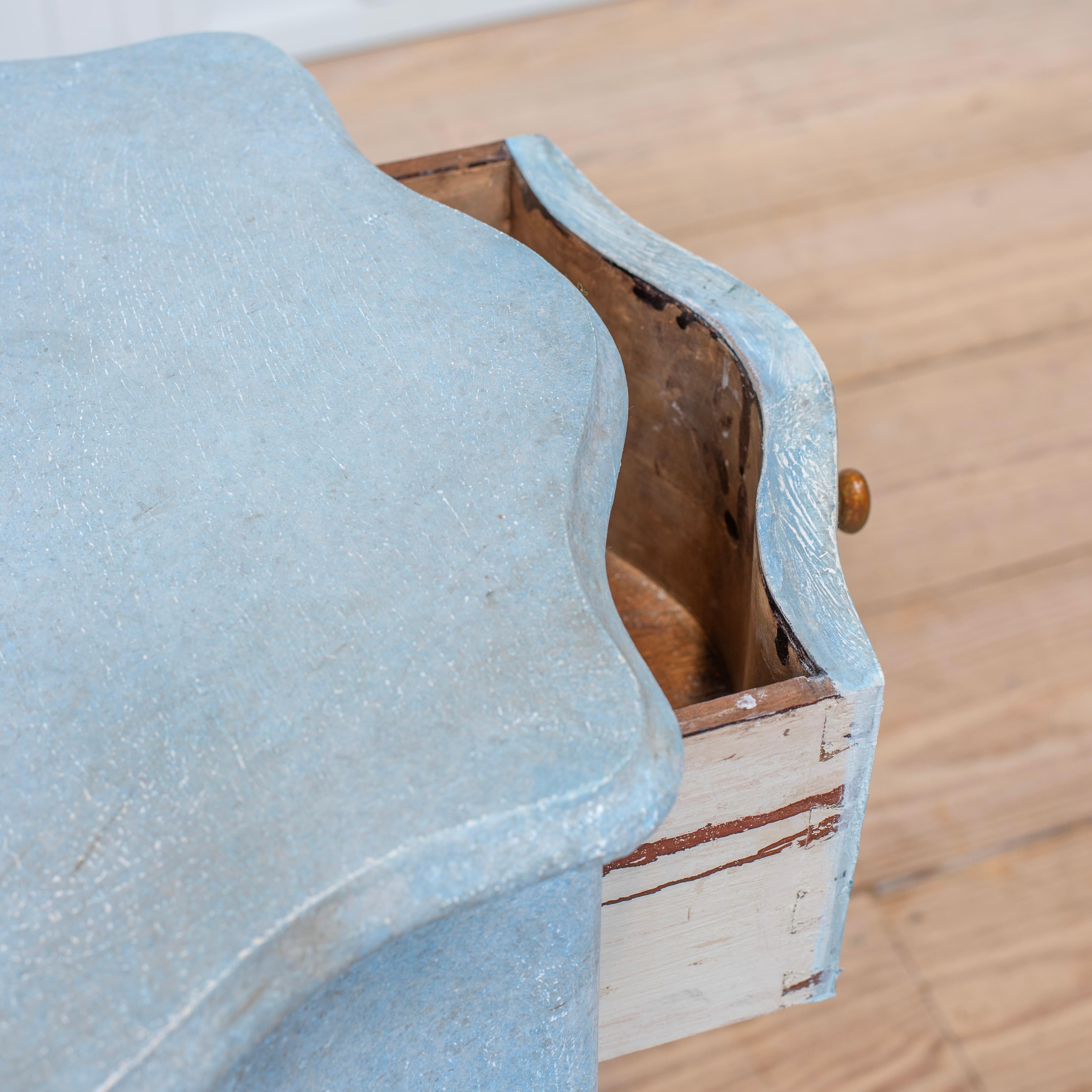 Table de nuit peinte à l'ancienne avec deux tiroirs, façade et pieds en forme en vente 1