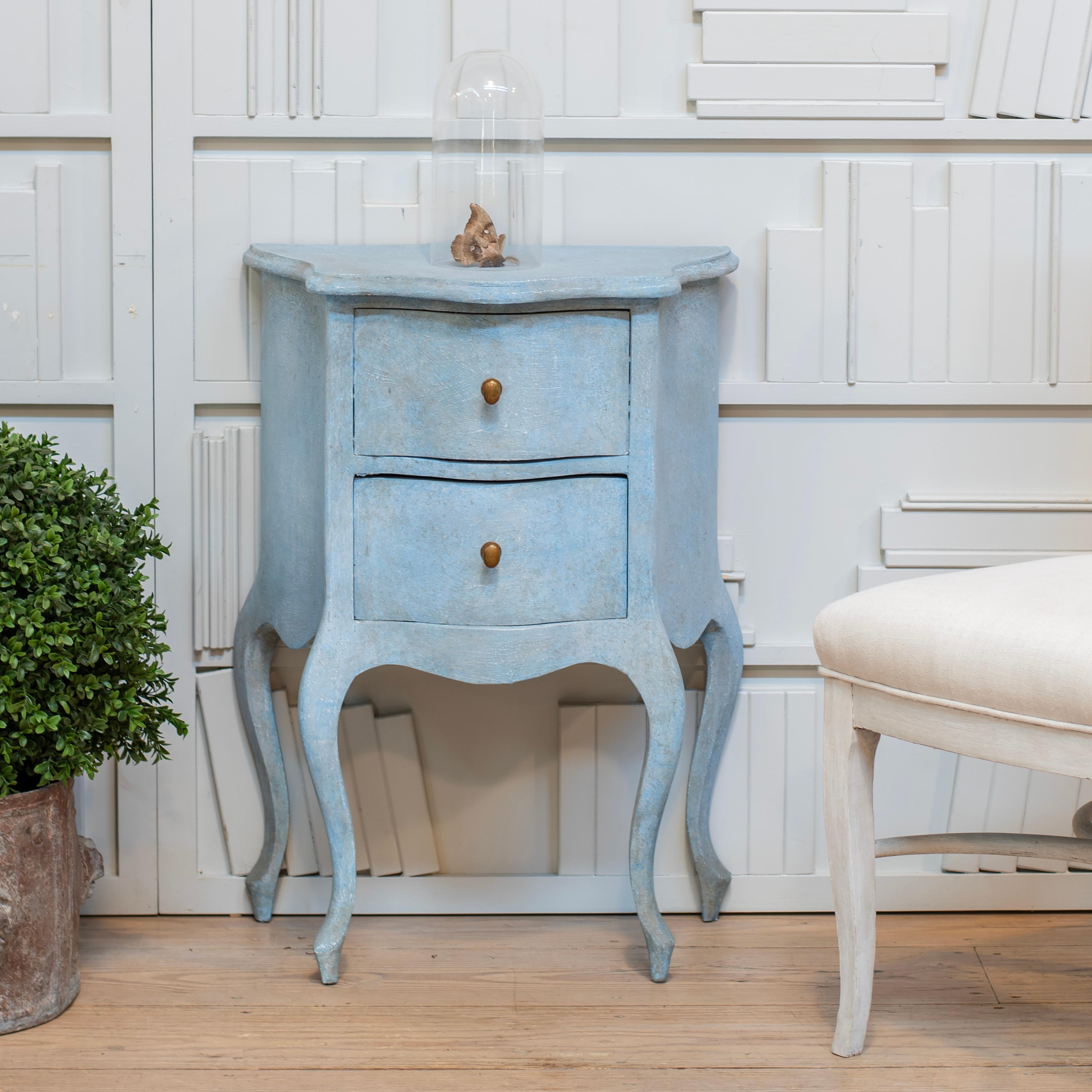 Table de nuit peinte à l'ancienne avec deux tiroirs, façade et pieds en forme en vente 2