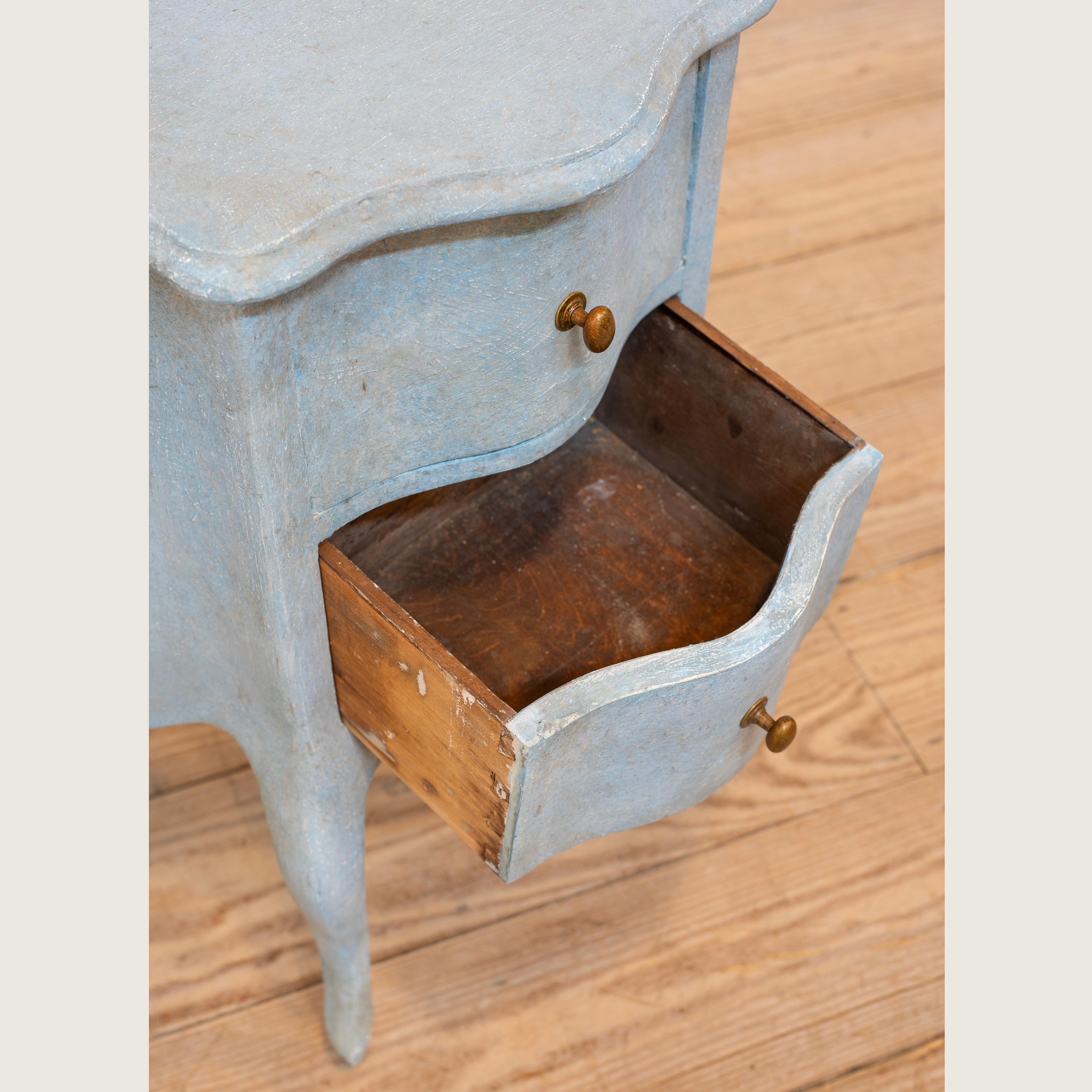 Table de nuit peinte à l'ancienne avec deux tiroirs, façade et pieds en forme en vente 3