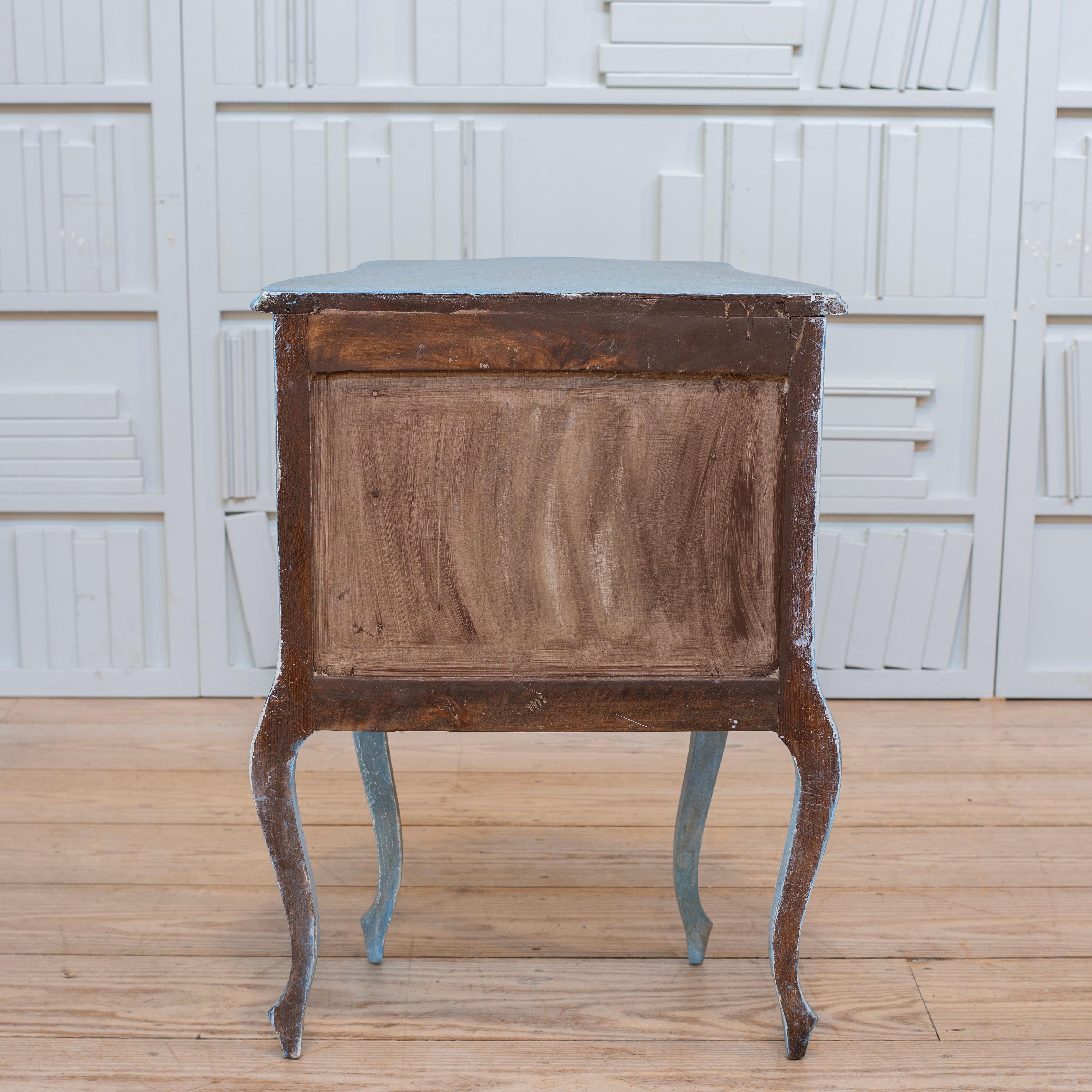 Table de nuit peinte à l'ancienne avec deux tiroirs, façade et pieds en forme en vente 4