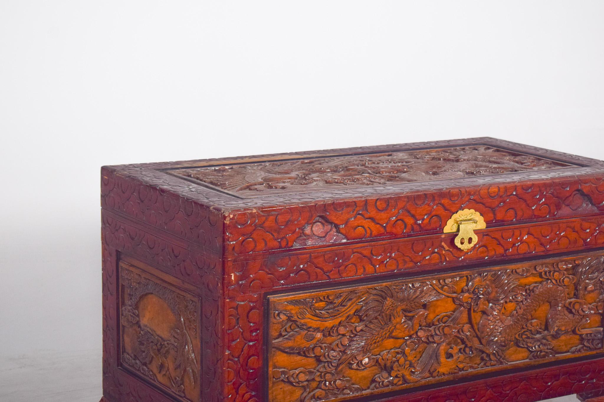 Antique Painted Oriental Carved Chest In Good Condition For Sale In Lisboa, Lisboa