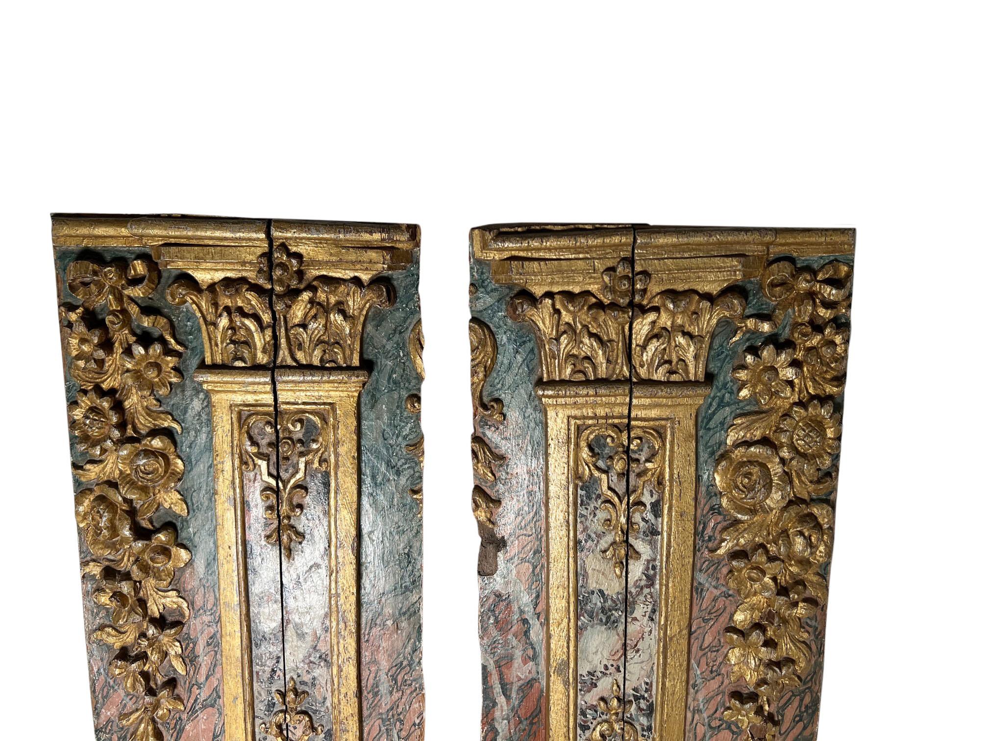 Ein Paar fälschlich bemalter Tafeln aus dem 18. Jahrhundert mit Reliefapplikationen und vergoldeten Holzkapitellen. Frankreich, ca. 1780.