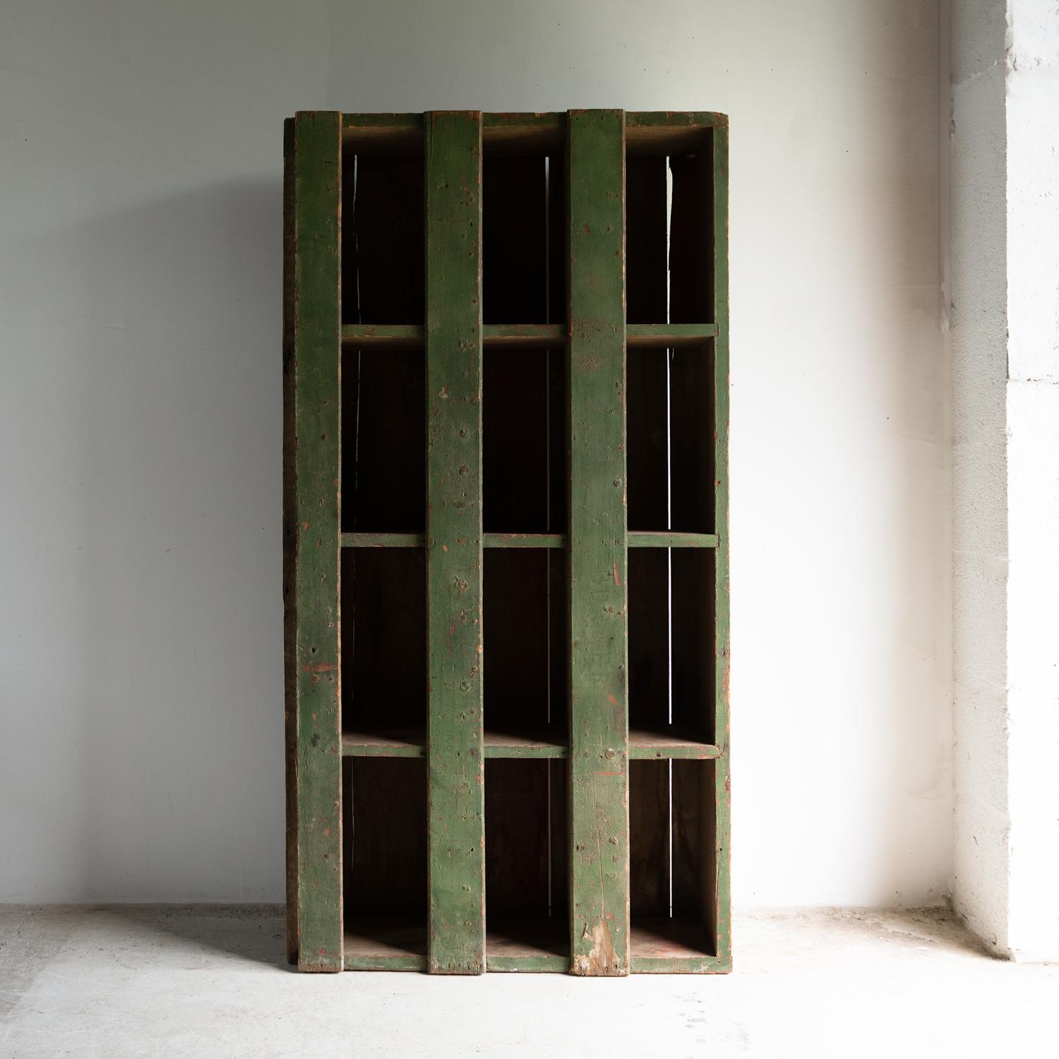 Antique Painted Pine Pigeon Hole Shelving Unit, 19th Century im Zustand „Gut“ im Angebot in Bristol, GB
