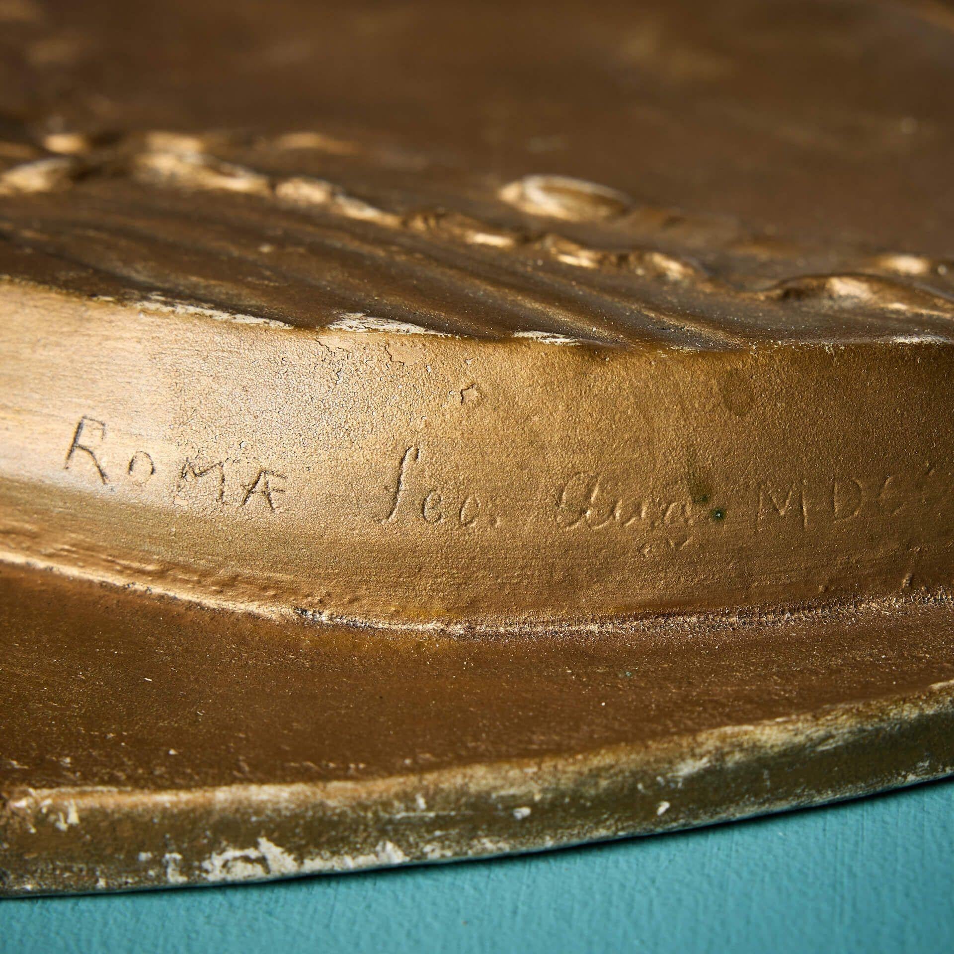 Antike bemalte Gipsporträt-Wandtafel mit Porträt einer weiblichen Figur im Zustand „Relativ gut“ im Angebot in Wormelow, Herefordshire
