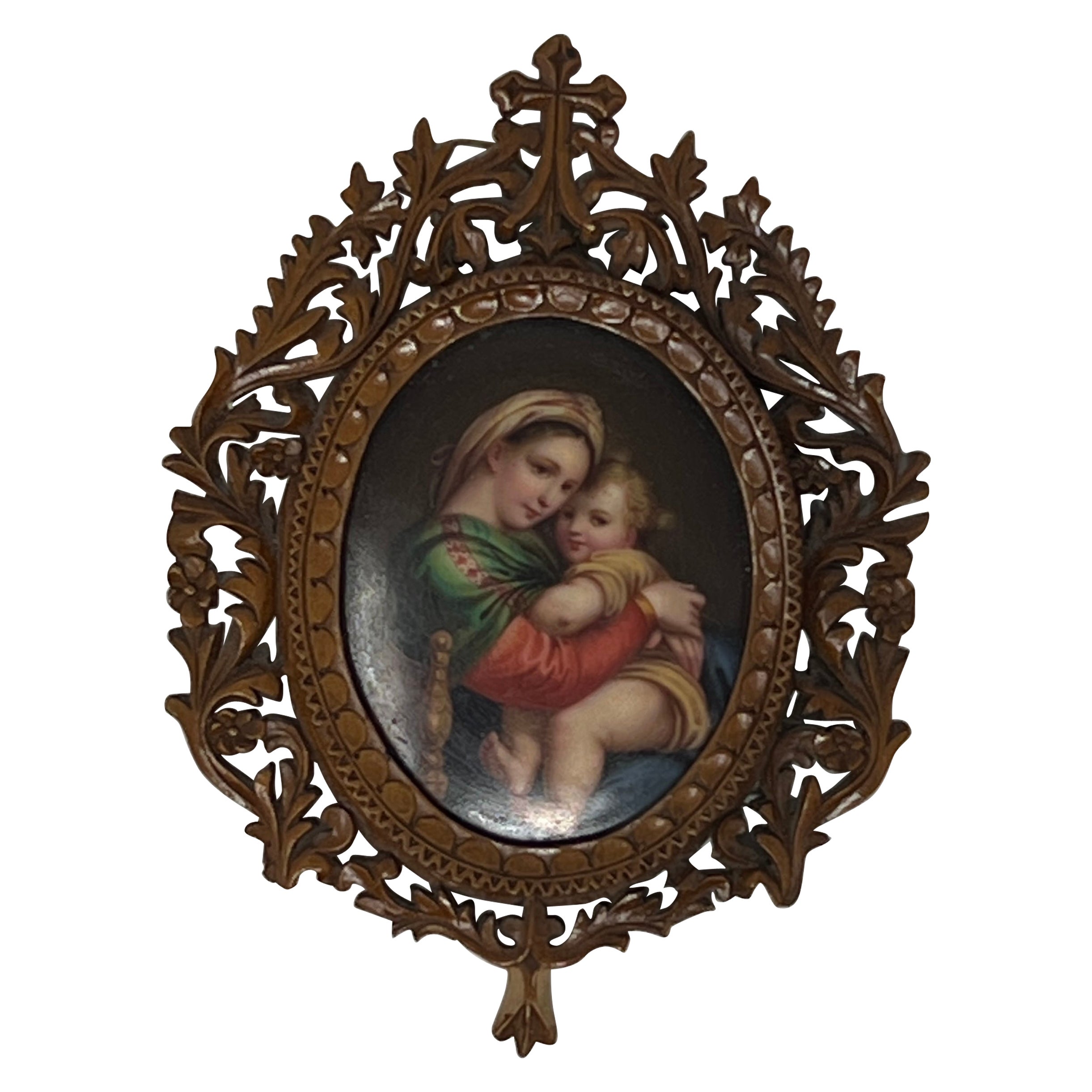 Ancienne Madonna & Child en porcelaine peinte dans un cadre en noyer sculpté à la main Circa 1900