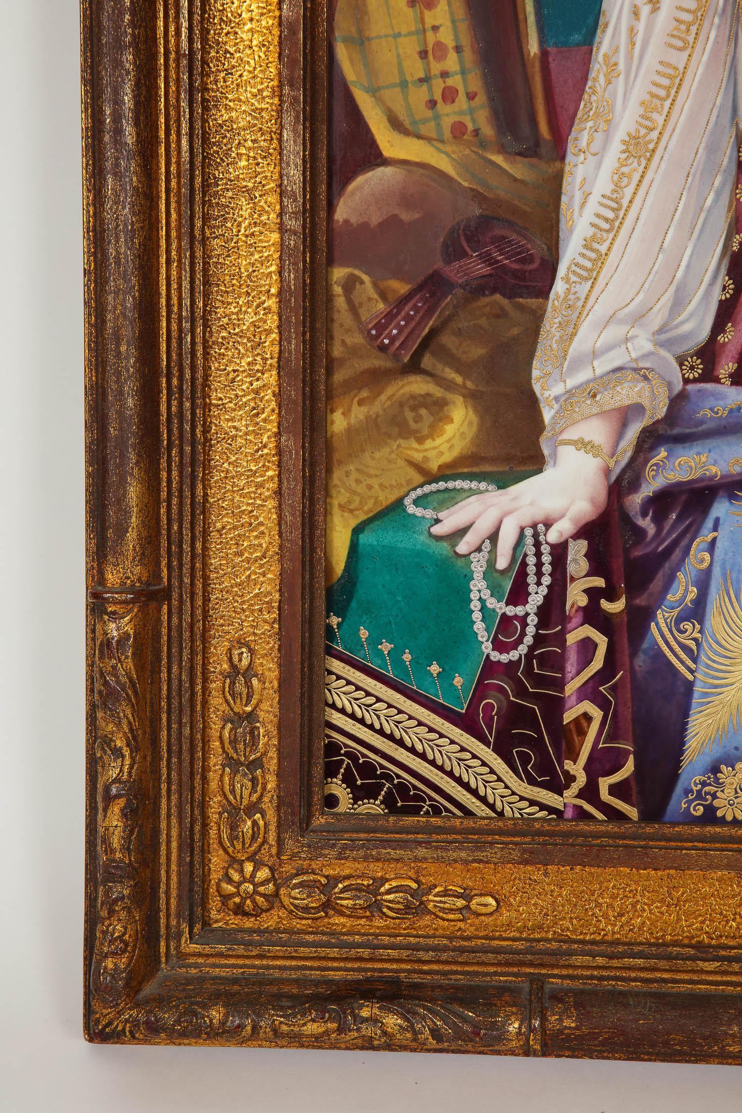 Antike bemalte Porzellanplakette, die eine orientalische Schönheit darstellt, signiert Wien (Vergoldet) im Angebot