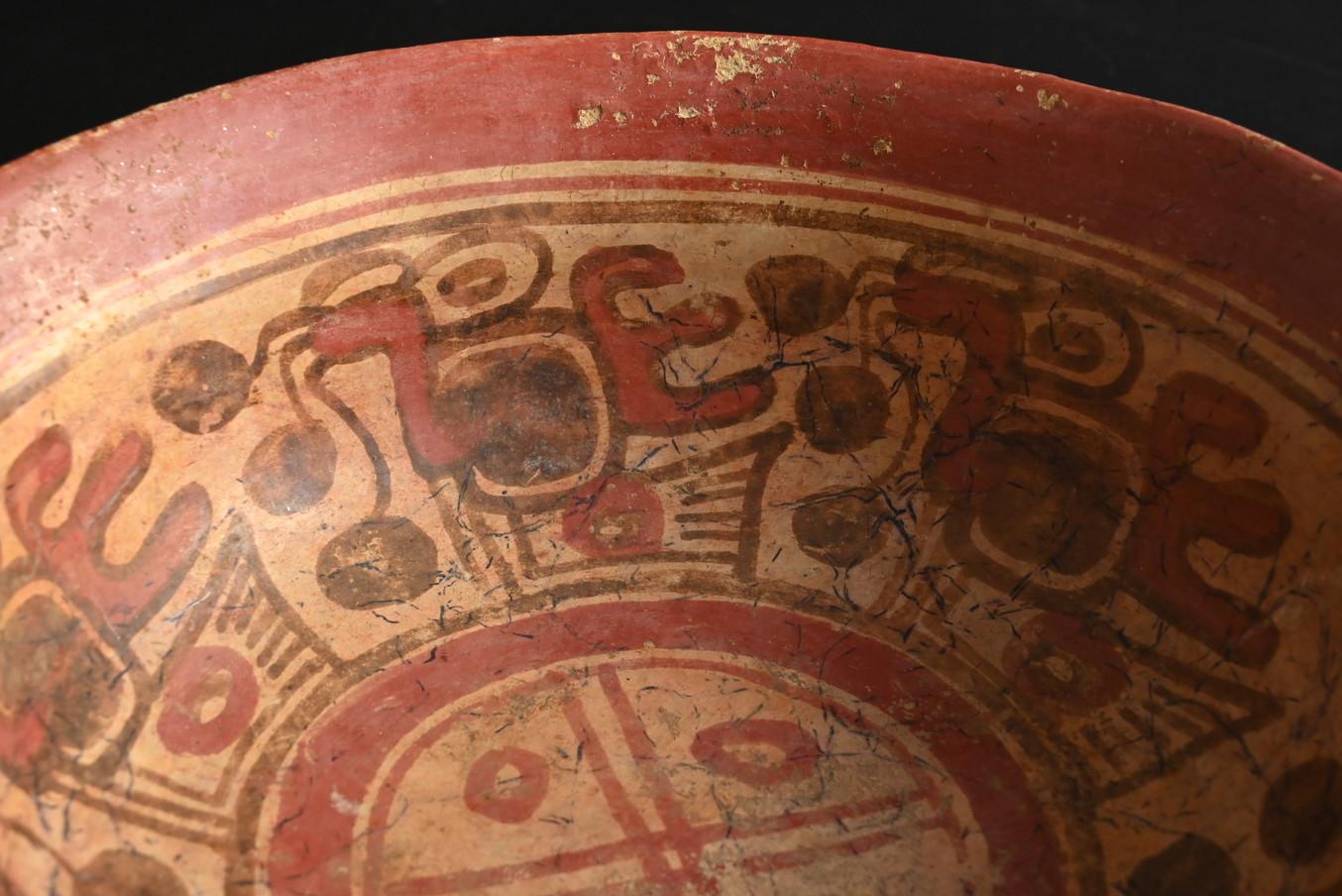Cerámica antigua pintada de la civilización maya /  Cuenco de cerámica decorada Hecho a mano