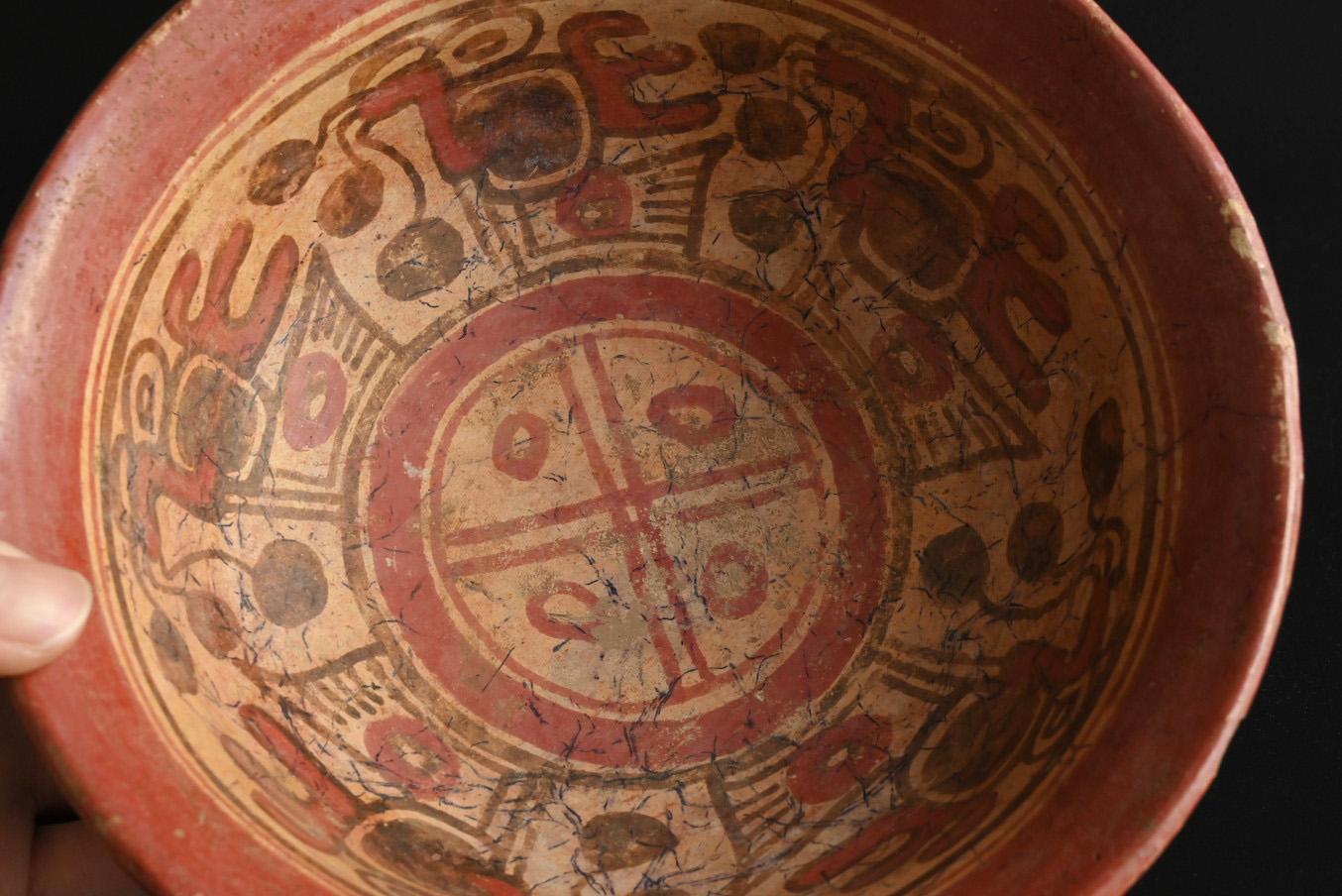 Cerámica antigua pintada de la civilización maya /  Cuenco de cerámica decorada en Bueno Estado en Sammu-shi, Chiba