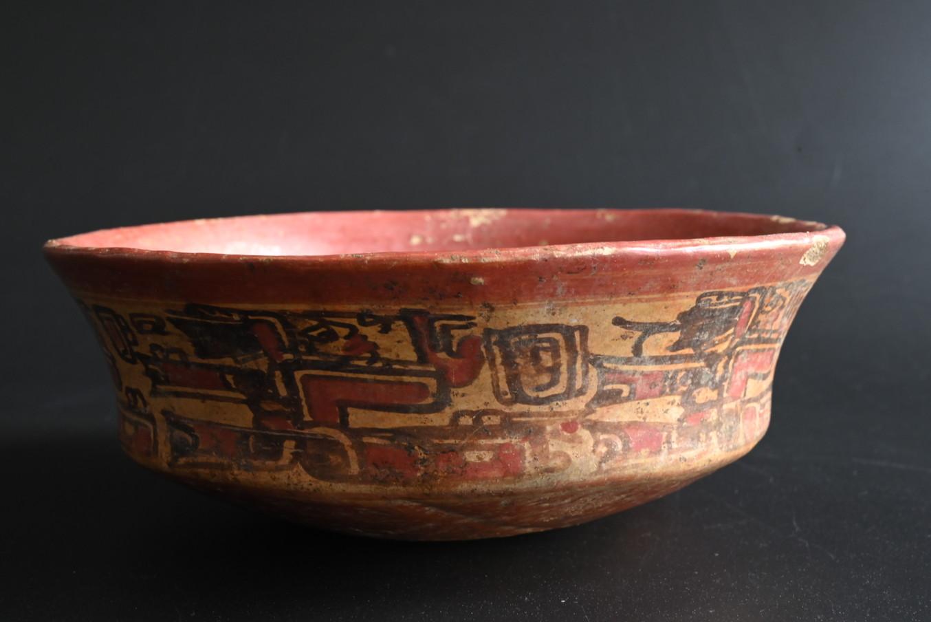 Cerámica antigua pintada de la civilización maya /  Cuenco de cerámica decorada Alfarería