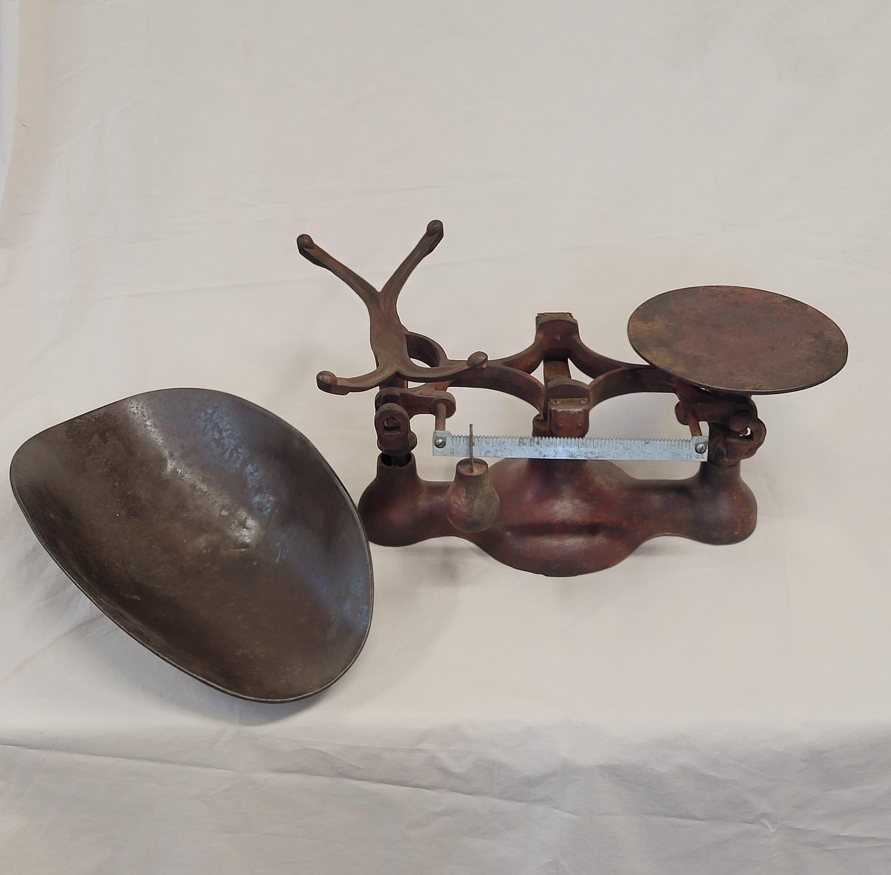 Báscula de hierro fundido pintada de rojo antiguo en venta 4