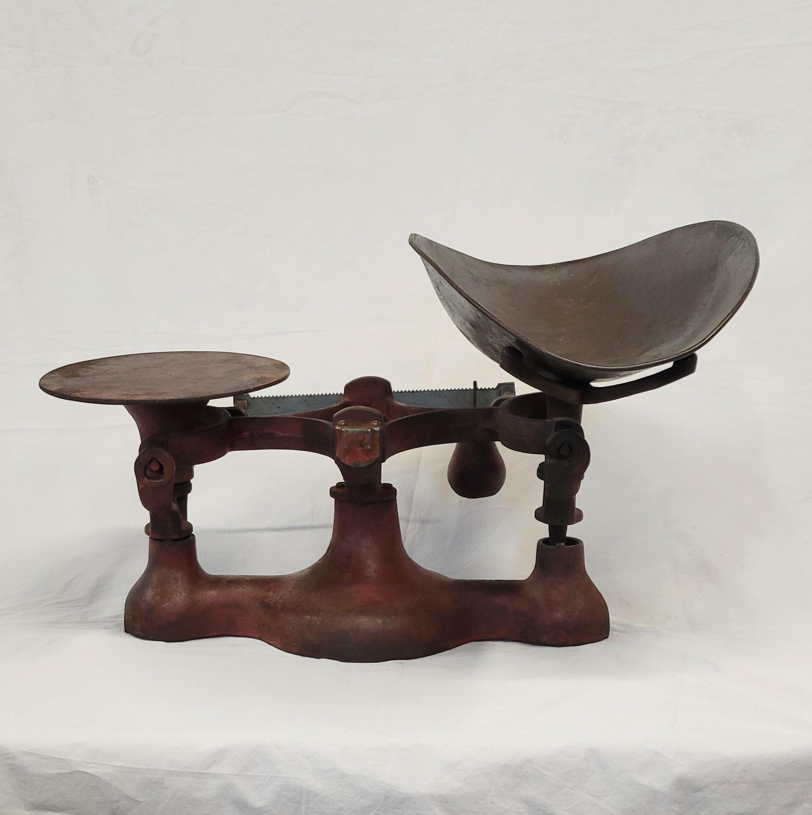Báscula de hierro fundido pintada de rojo antiguo en venta 5