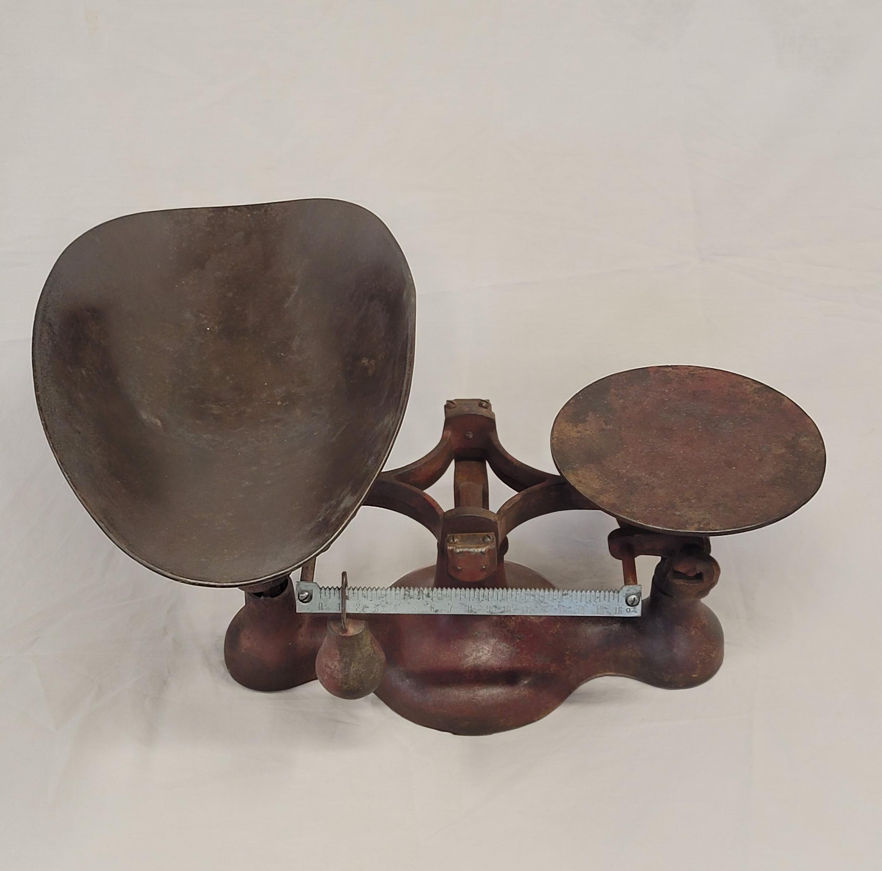 Báscula de hierro fundido pintada de rojo antiguo Rústico en venta