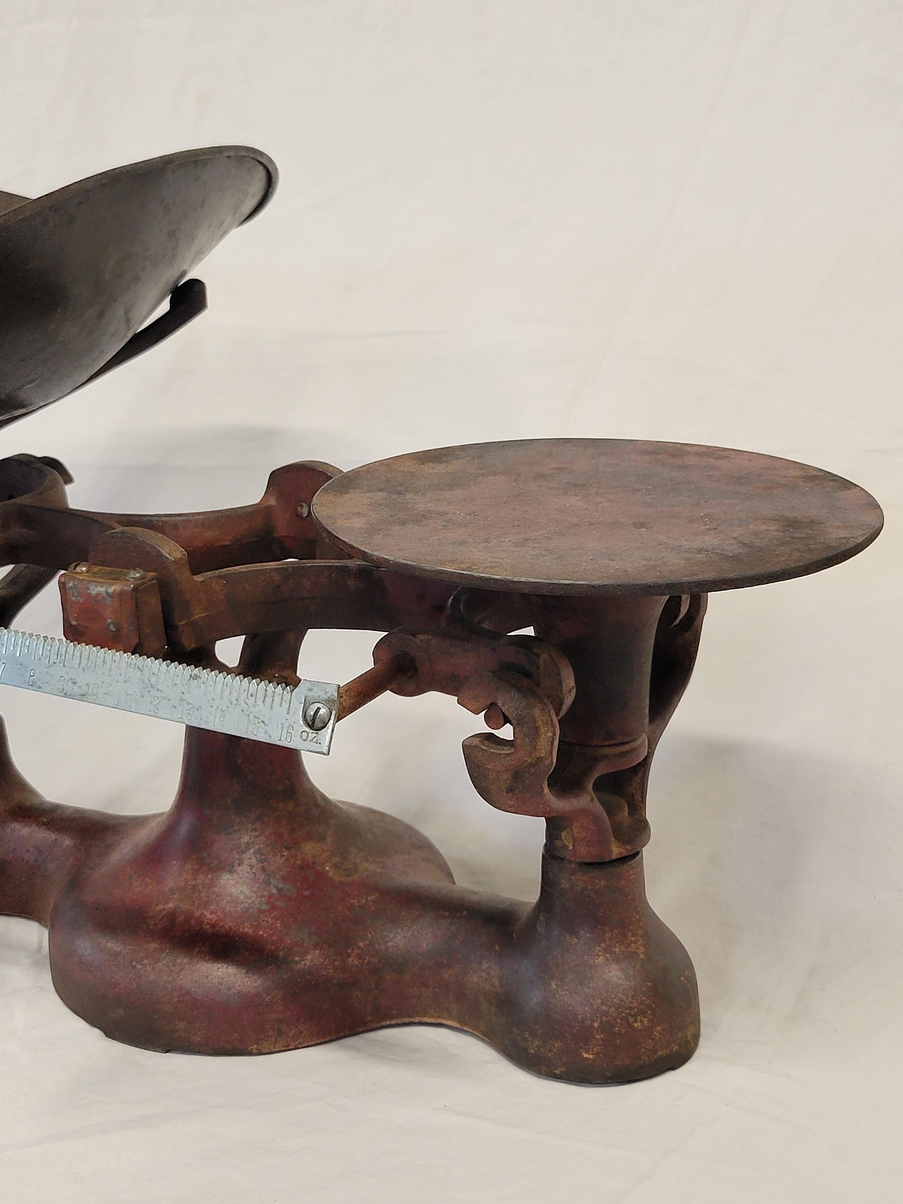 Báscula de hierro fundido pintada de rojo antiguo Estadounidense en venta