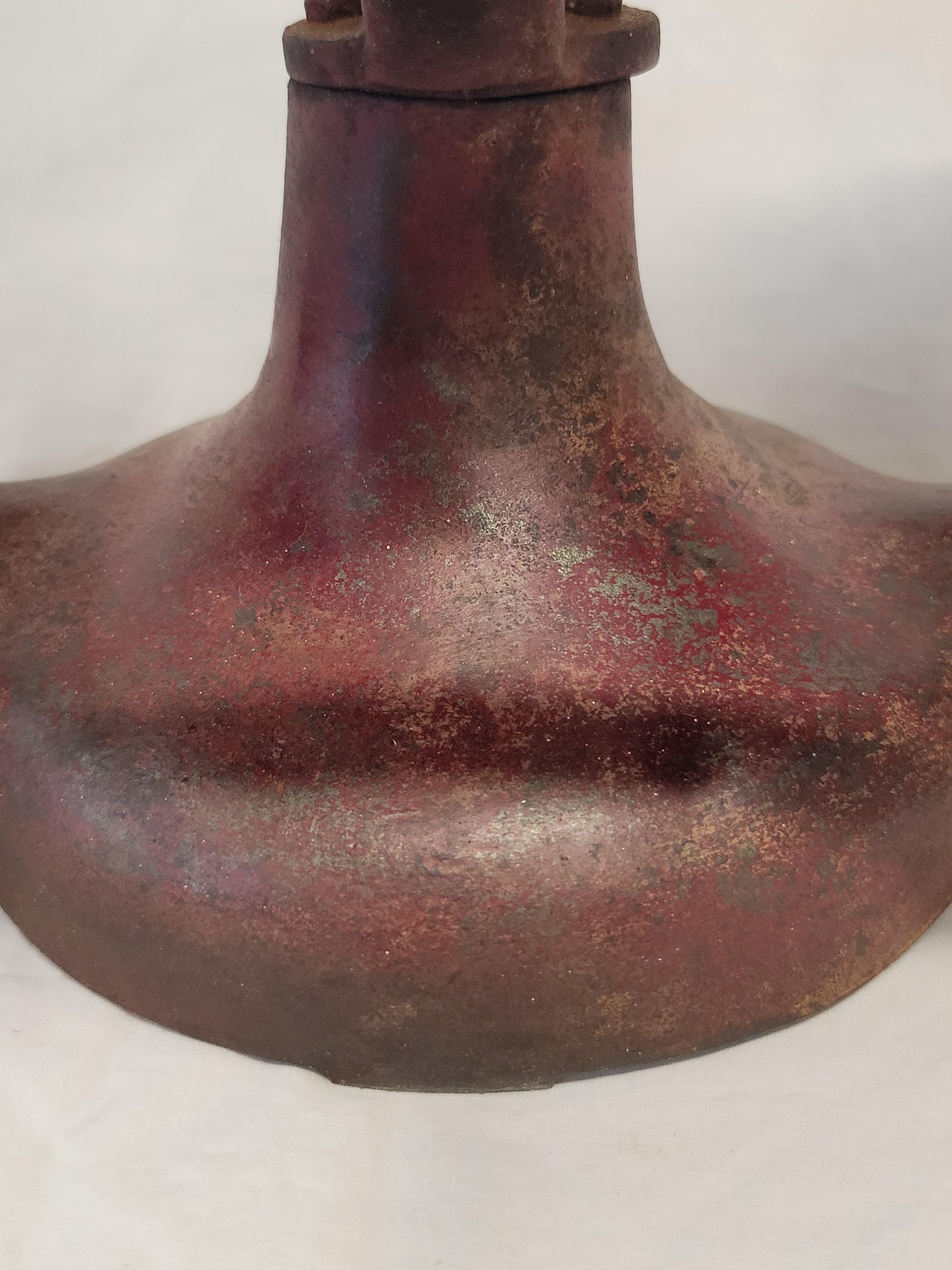 Báscula de hierro fundido pintada de rojo antiguo Latón en venta