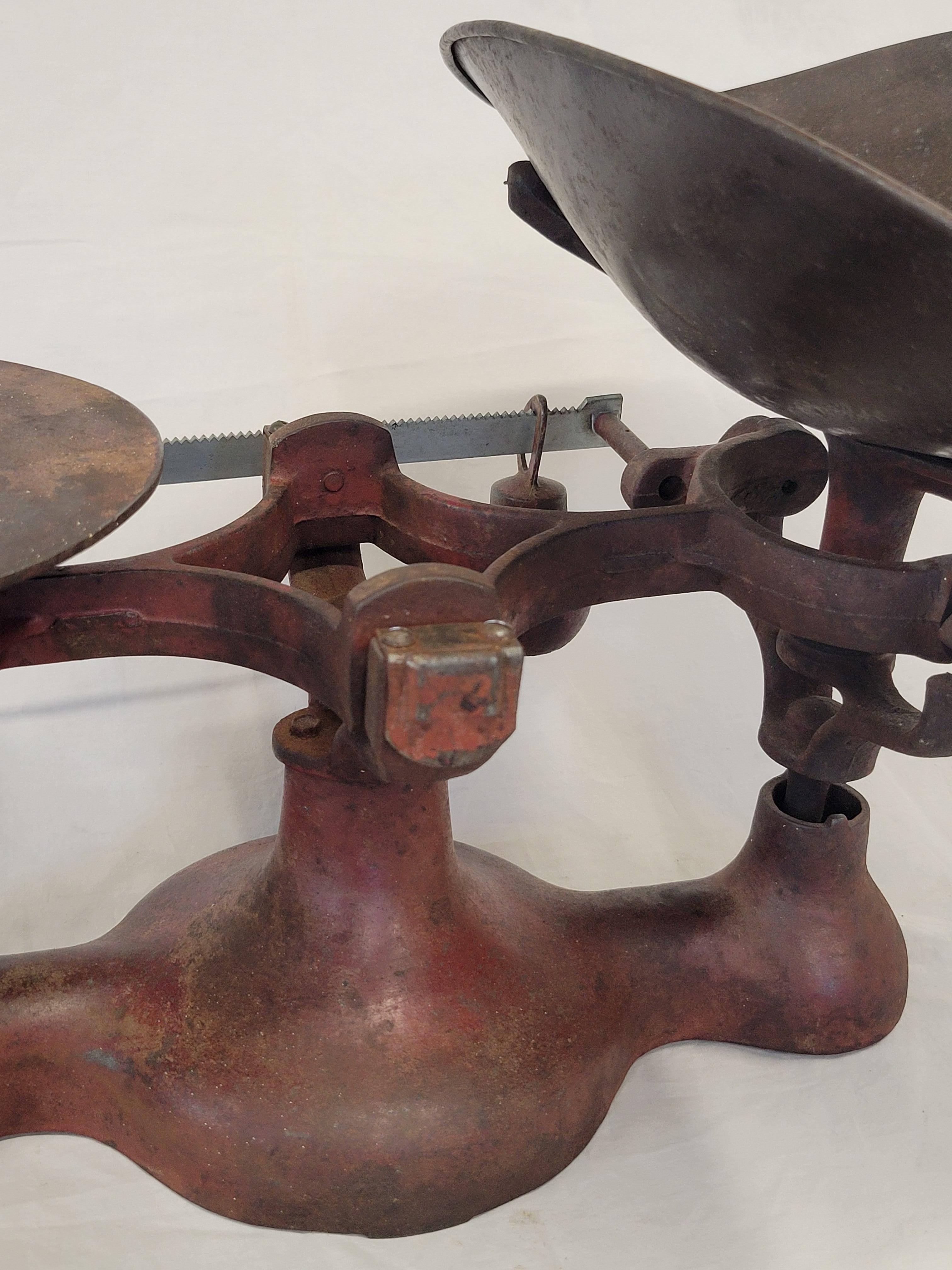 Báscula de hierro fundido pintada de rojo antiguo en venta 1