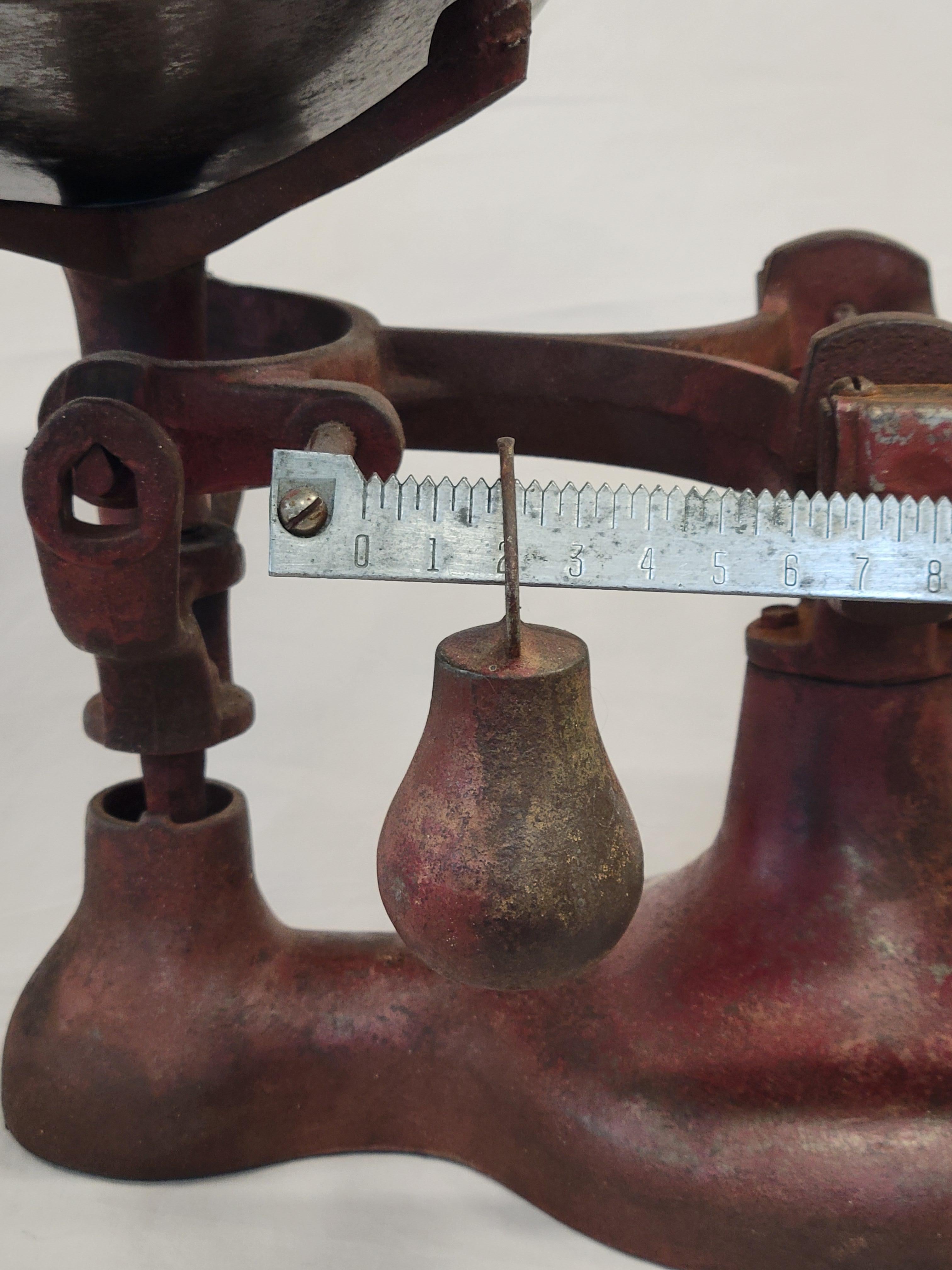 Báscula de hierro fundido pintada de rojo antiguo en venta 2