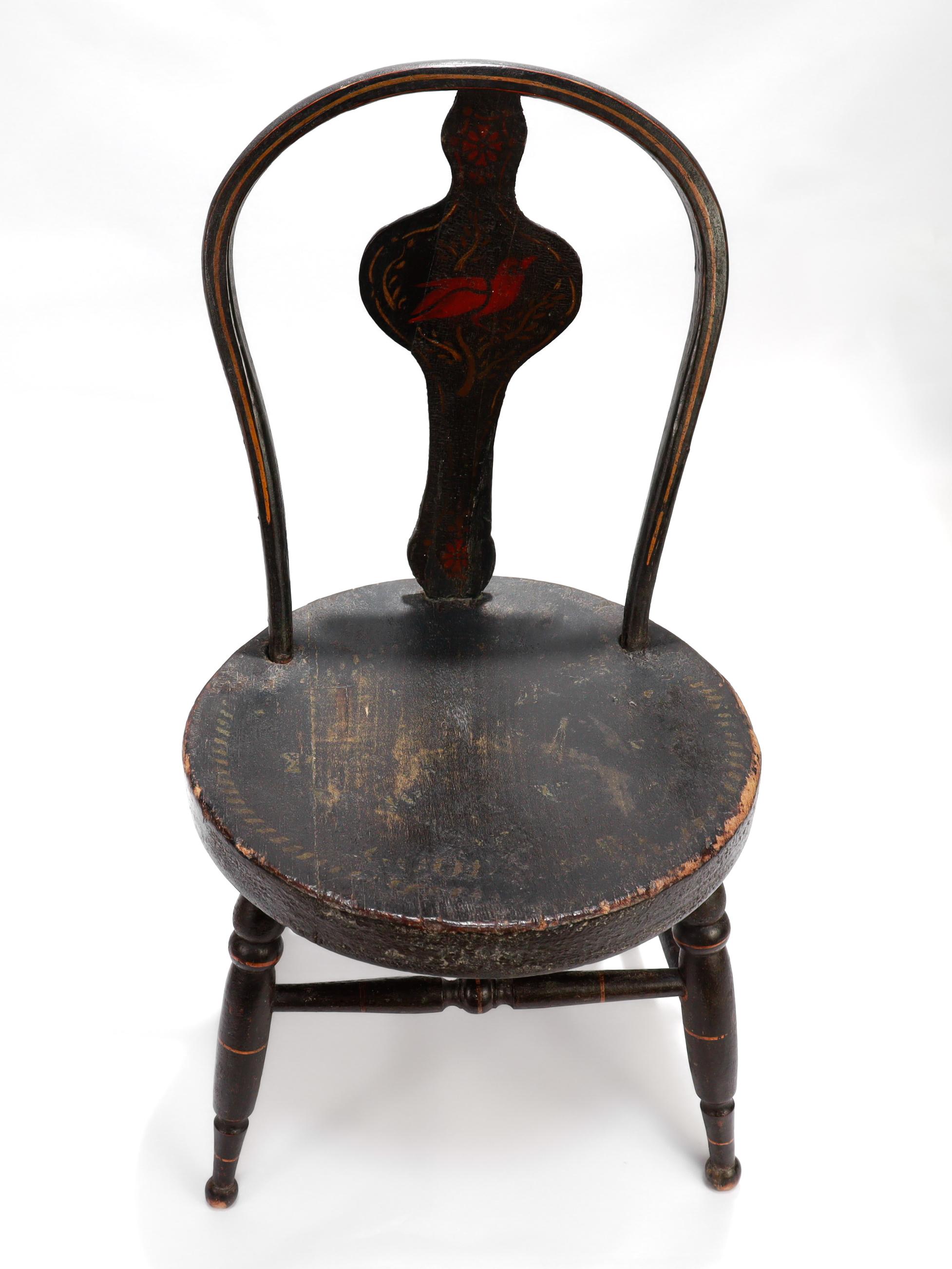 Antiker bemalter und schablonierter Miniatur-Volkskunst-Kinderstuhl oder Puppenstuhl im Angebot 3