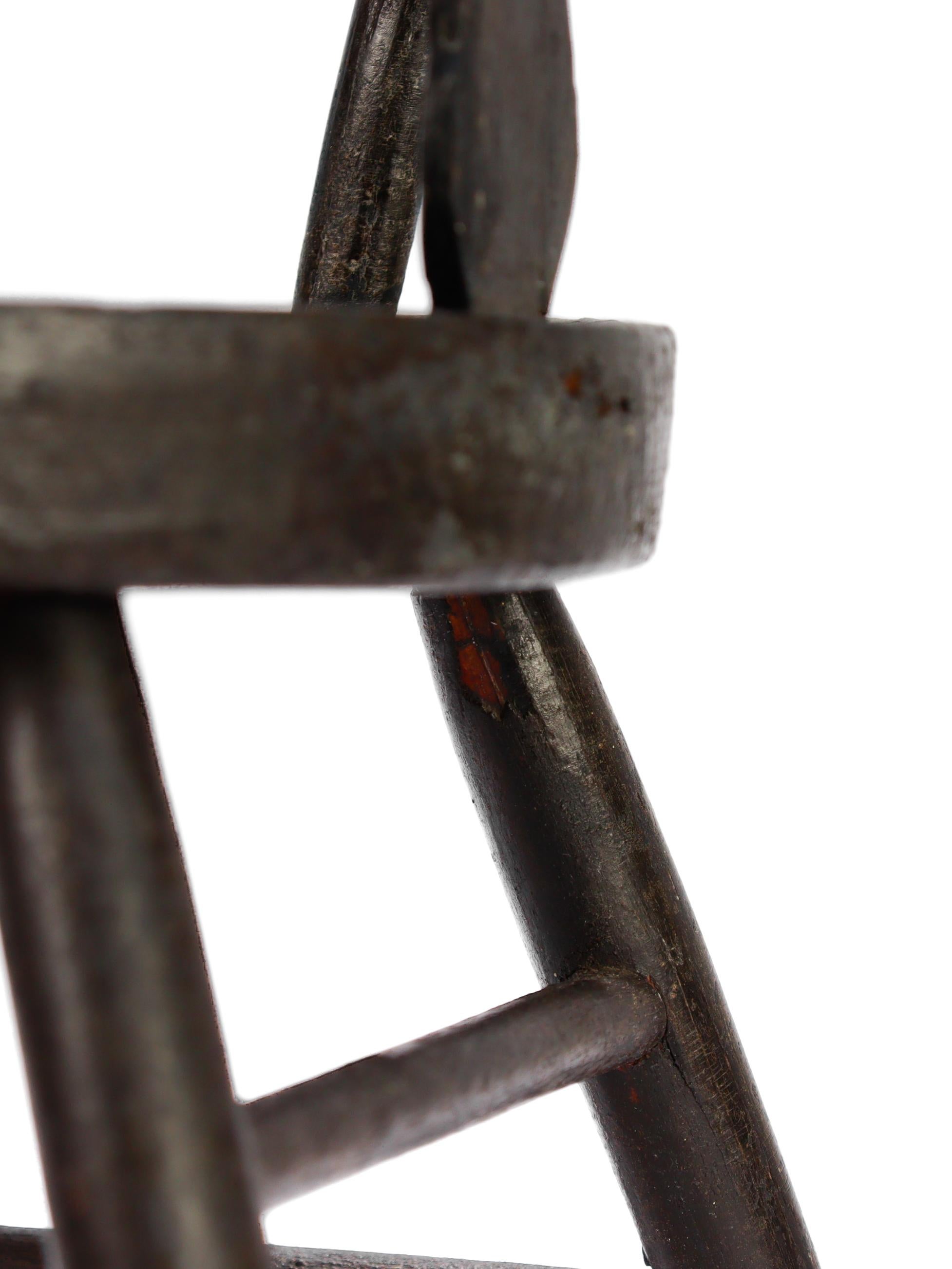 Antiker bemalter und schablonierter Miniatur-Volkskunst-Kinderstuhl oder Puppenstuhl im Angebot 9