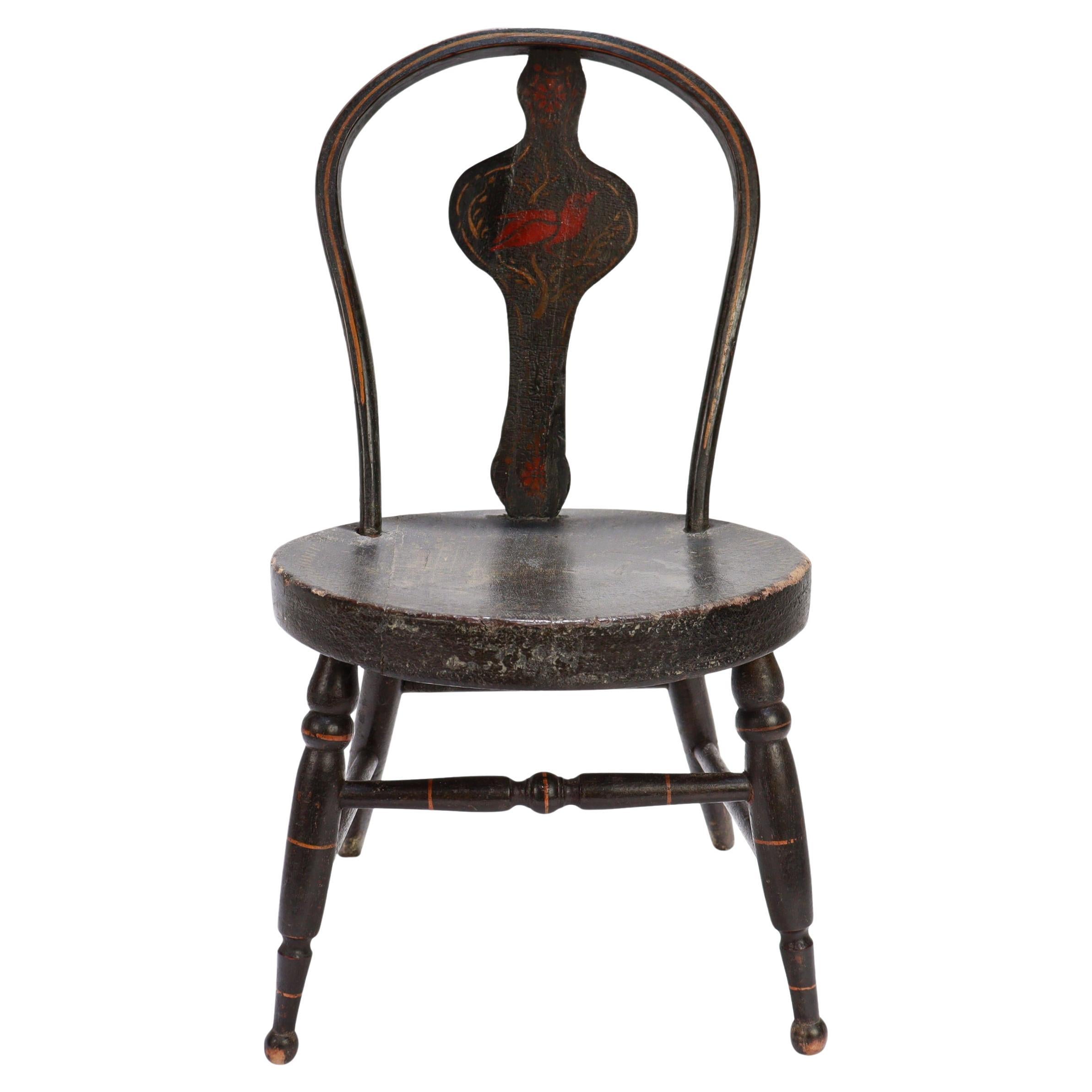 Eine feine antike Volkskunst Miniatur Stuhl.

Aus lackiertem und schabloniertem Weichholz. (Möglicherweise Pappel).

Mit gedrechselten Beinen, die eine runde Sitzfläche, eine Rückenlehne aus Bugholz und einen geformten Sockel tragen.

Schwarz