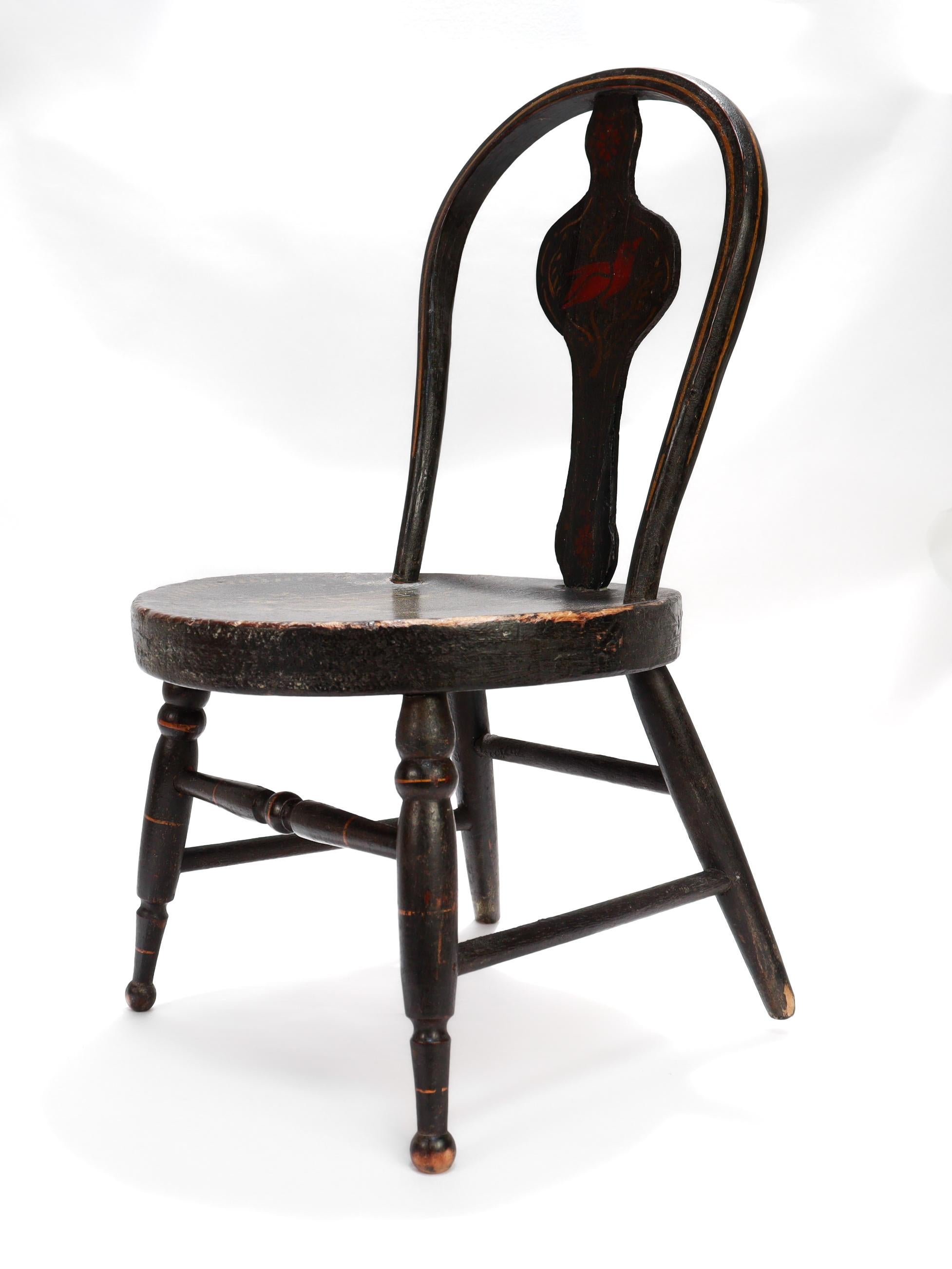 Antiker bemalter und schablonierter Miniatur-Volkskunst-Kinderstuhl oder Puppenstuhl (Gemalt) im Angebot