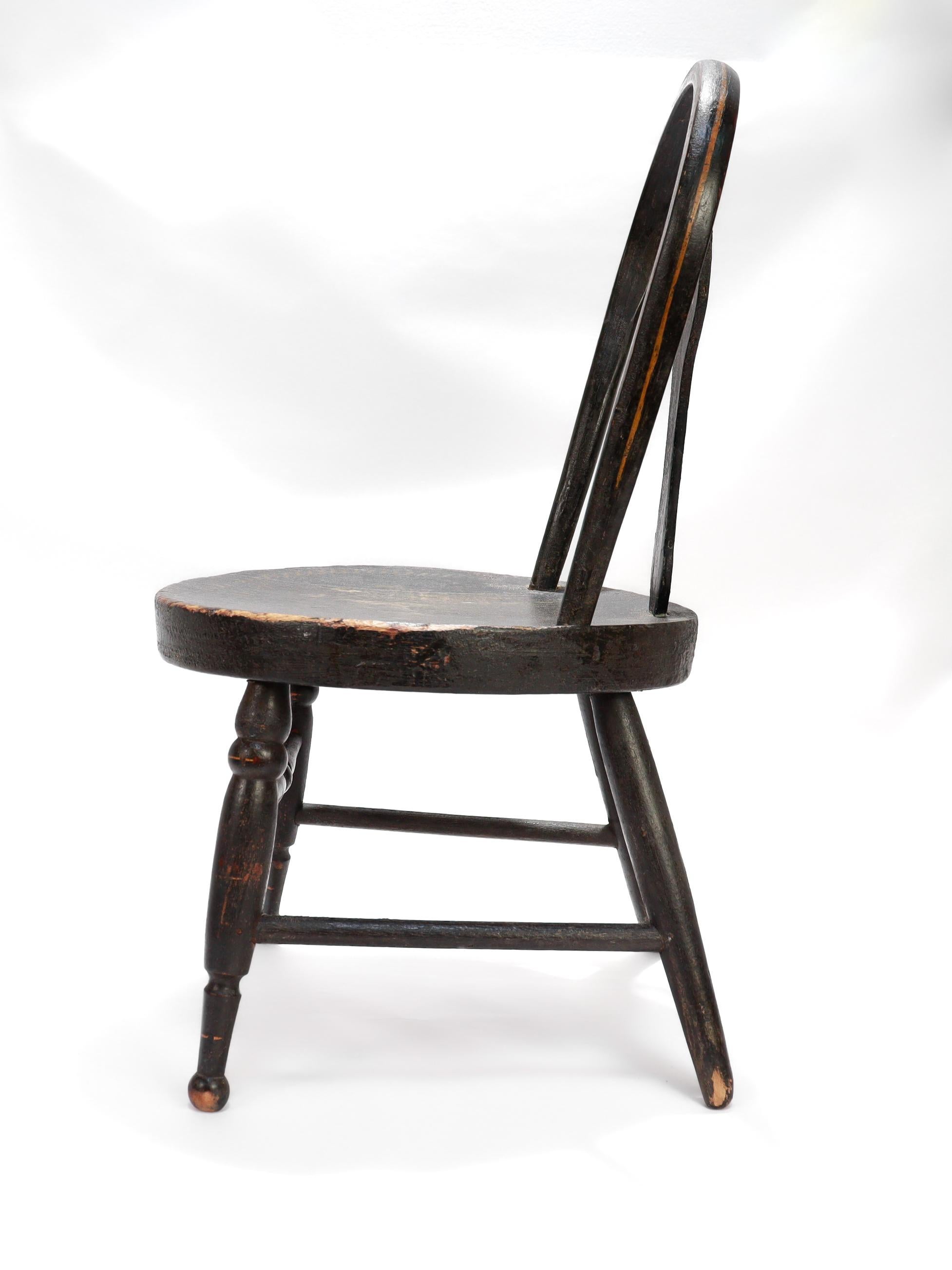 Antiker bemalter und schablonierter Miniatur-Volkskunst-Kinderstuhl oder Puppenstuhl im Zustand „Relativ gut“ im Angebot in Philadelphia, PA