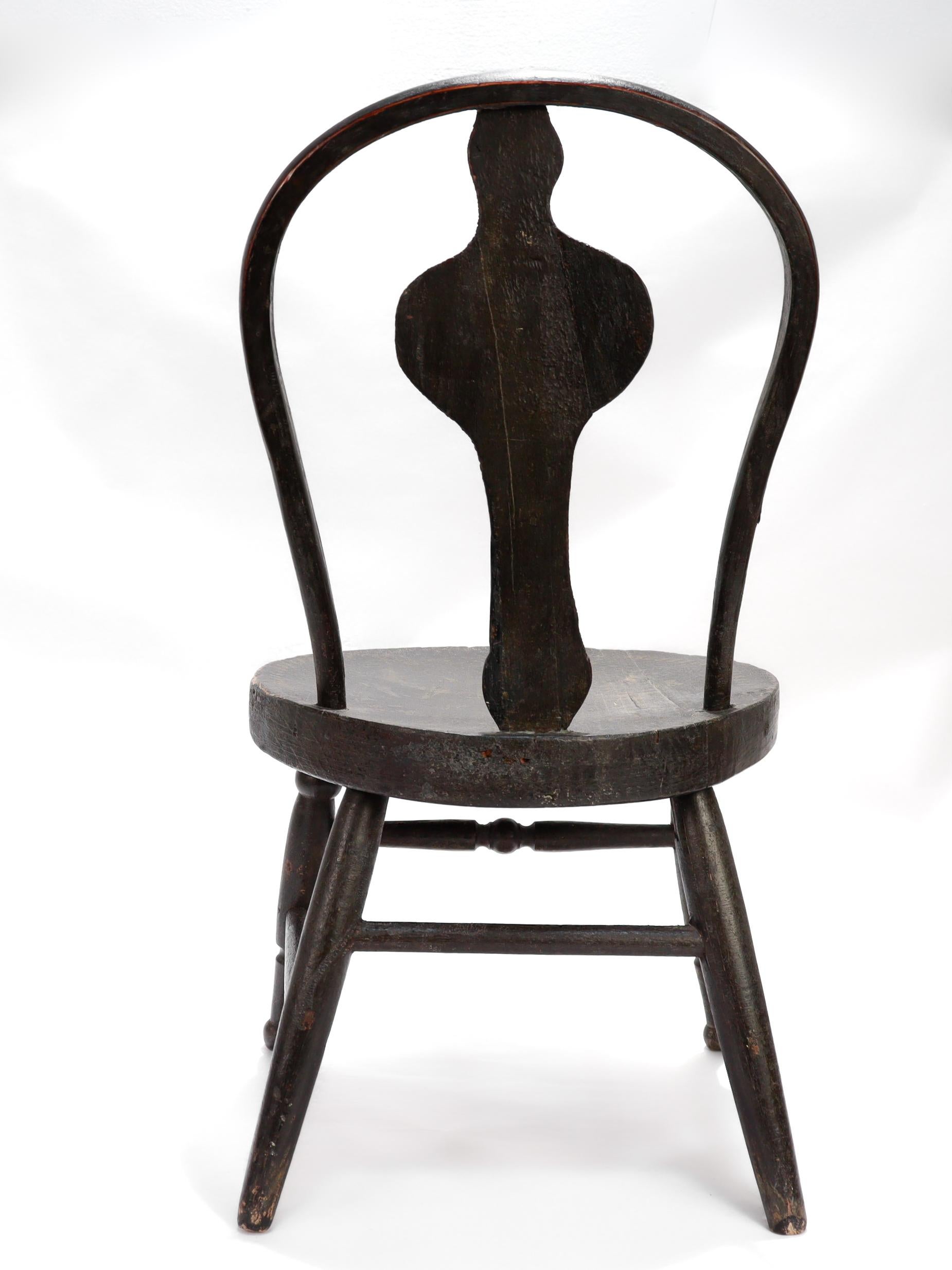 Antiker bemalter und schablonierter Miniatur-Volkskunst-Kinderstuhl oder Puppenstuhl (19. Jahrhundert) im Angebot