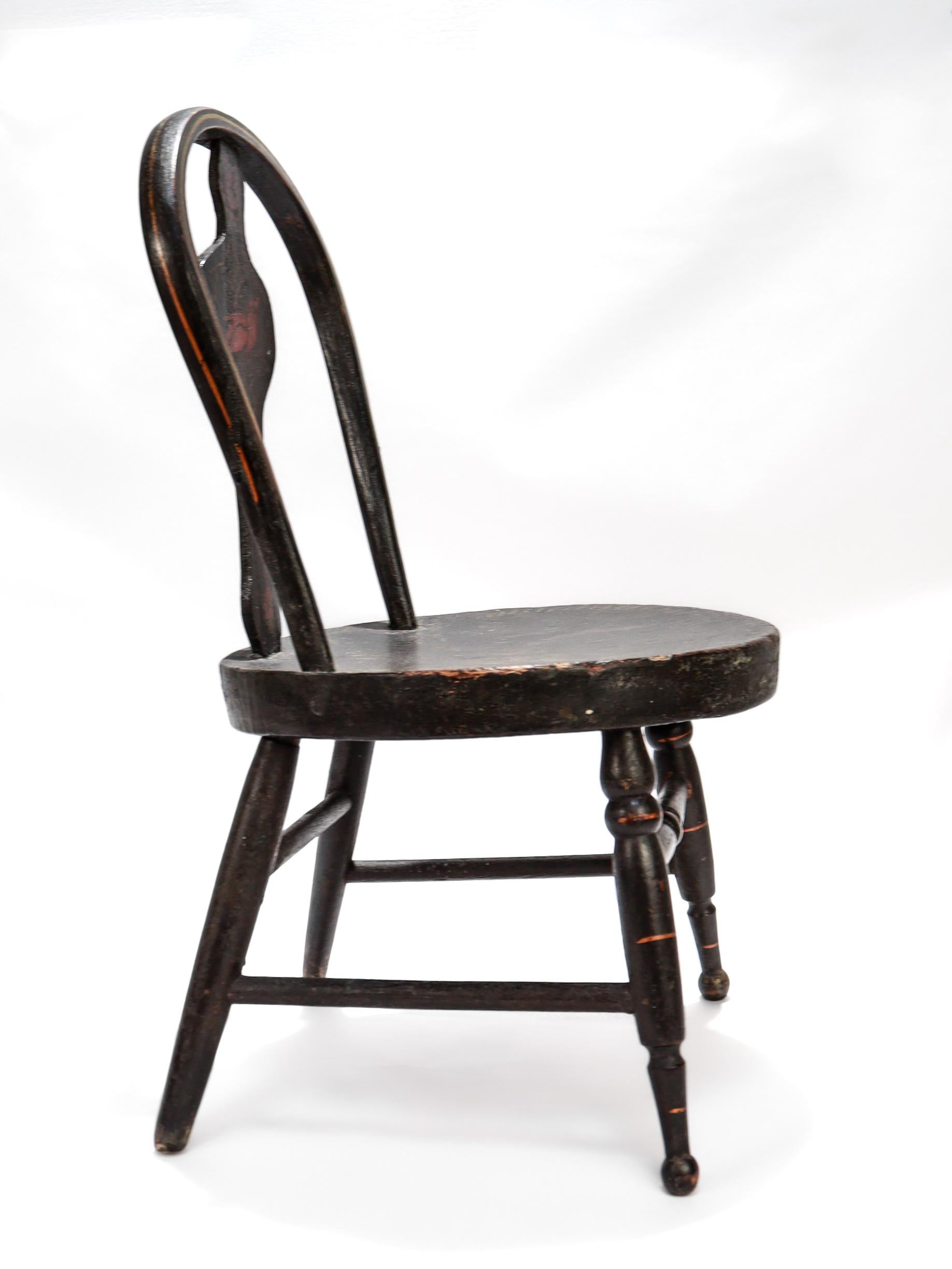 Antiker bemalter und schablonierter Miniatur-Volkskunst-Kinderstuhl oder Puppenstuhl (Holz) im Angebot