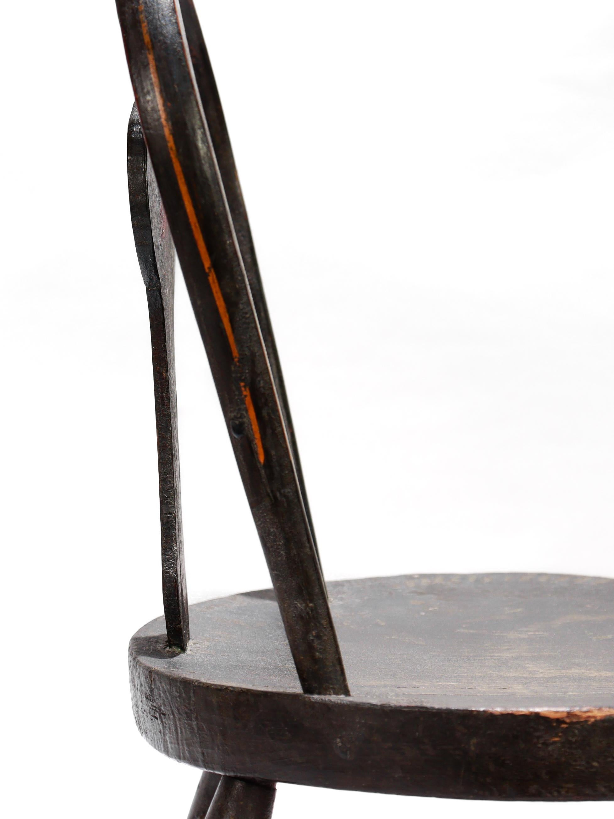 Antiker bemalter und schablonierter Miniatur-Volkskunst-Kinderstuhl oder Puppenstuhl im Angebot 1