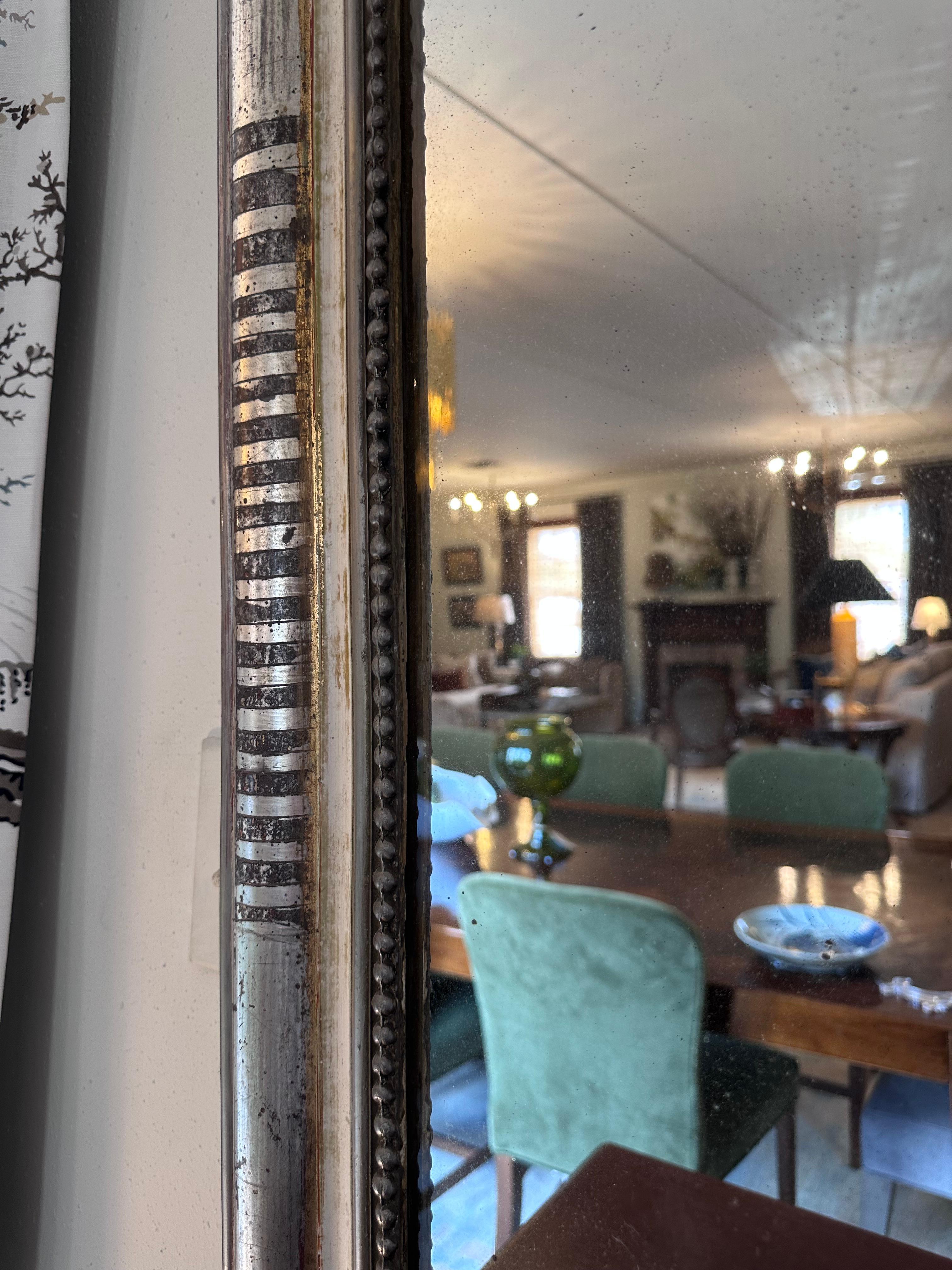Antiker gestreifter Louis Philippe-Spiegel mit versilberten Rändern im Angebot 1