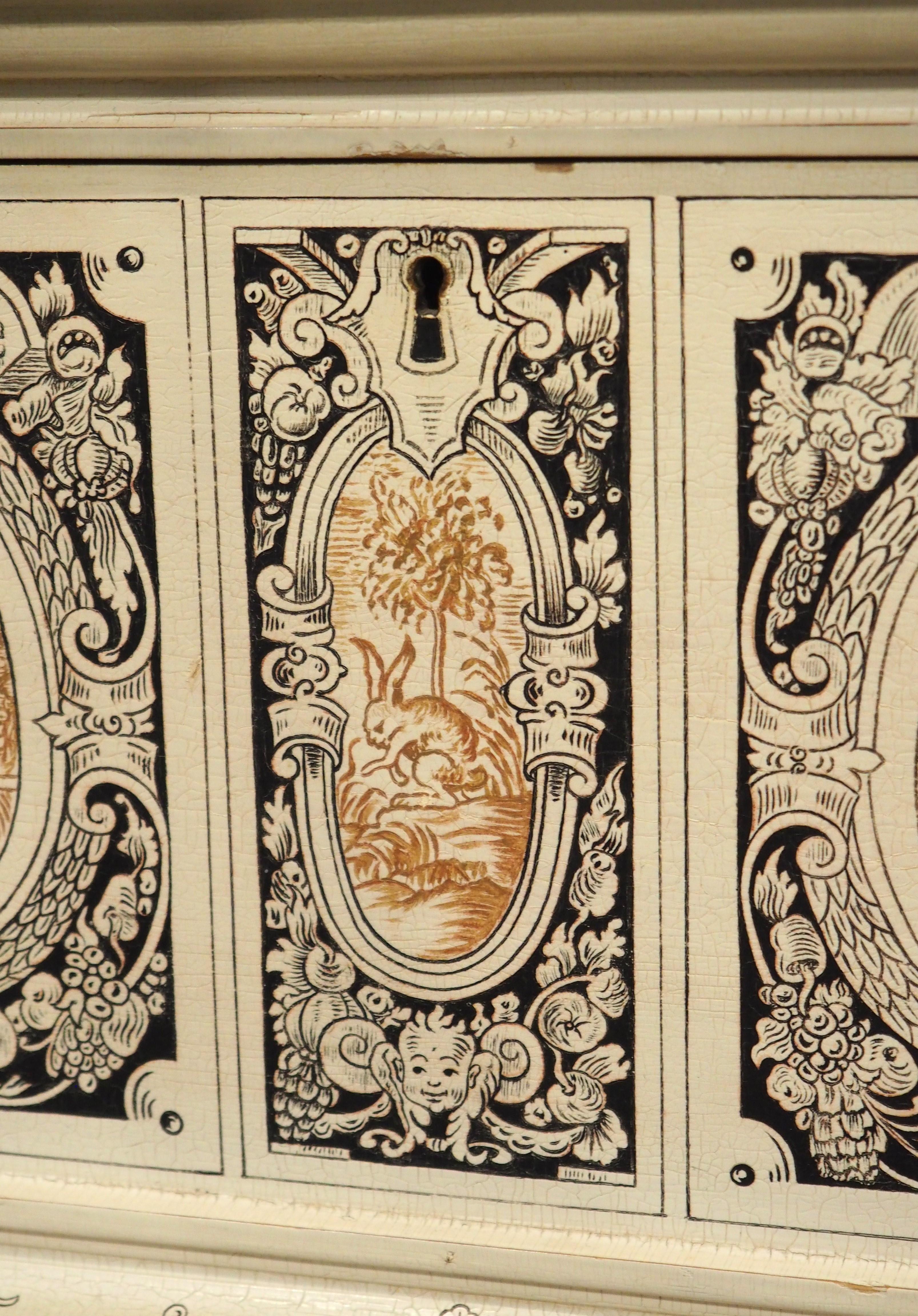 Ce coffret de table peint, unique en Europe, a été commandé en 1915. Le côté droit (vu de face) est daté, les chiffres encadrant un lapin bondissant avec ses pattes arrière sur un rouleau déployé au-dessus d'un fruit relié par un nœud de ruban