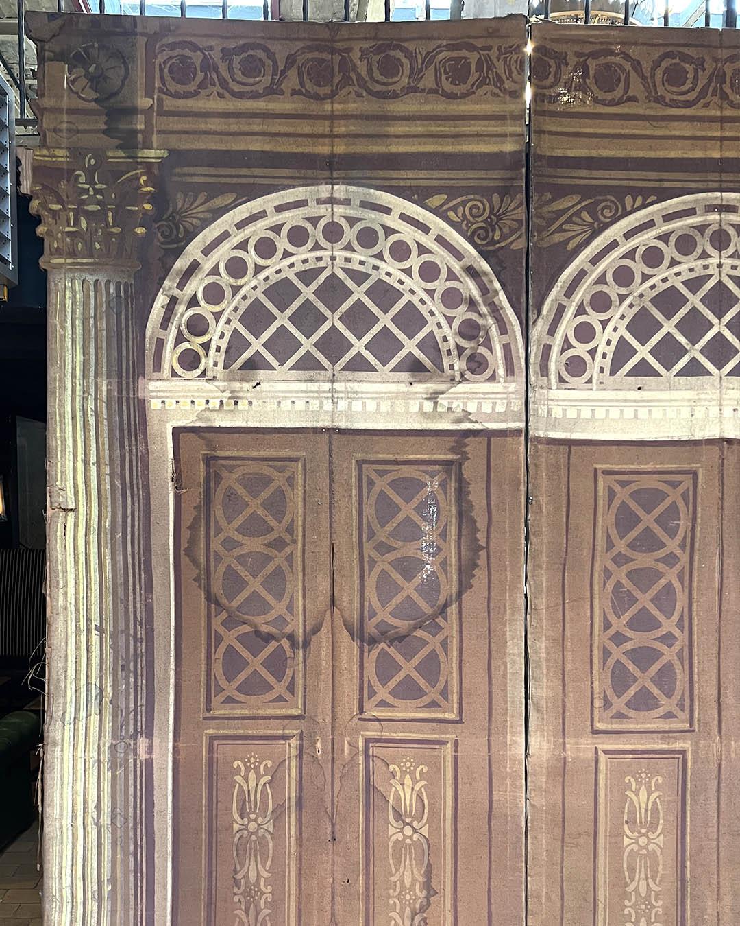Antique Painted Theater Backdrop with Architectural Illusion – 320 × 340 cm en Bueno estado para la venta en TOURCOING, FR