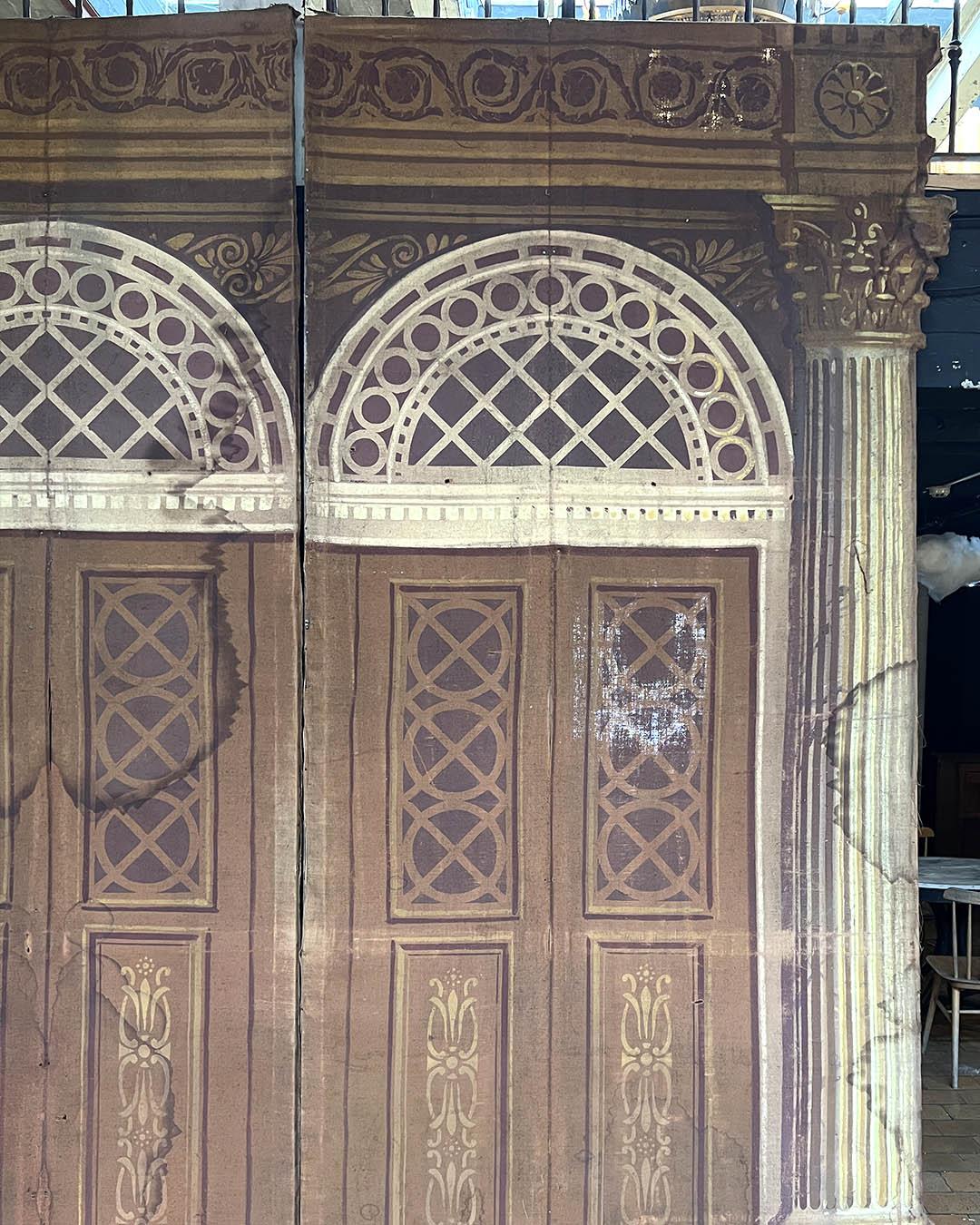 Antique Painted Theater Backdrop with Architectural Illusion – 320 × 340 cm principios del siglo XX en venta