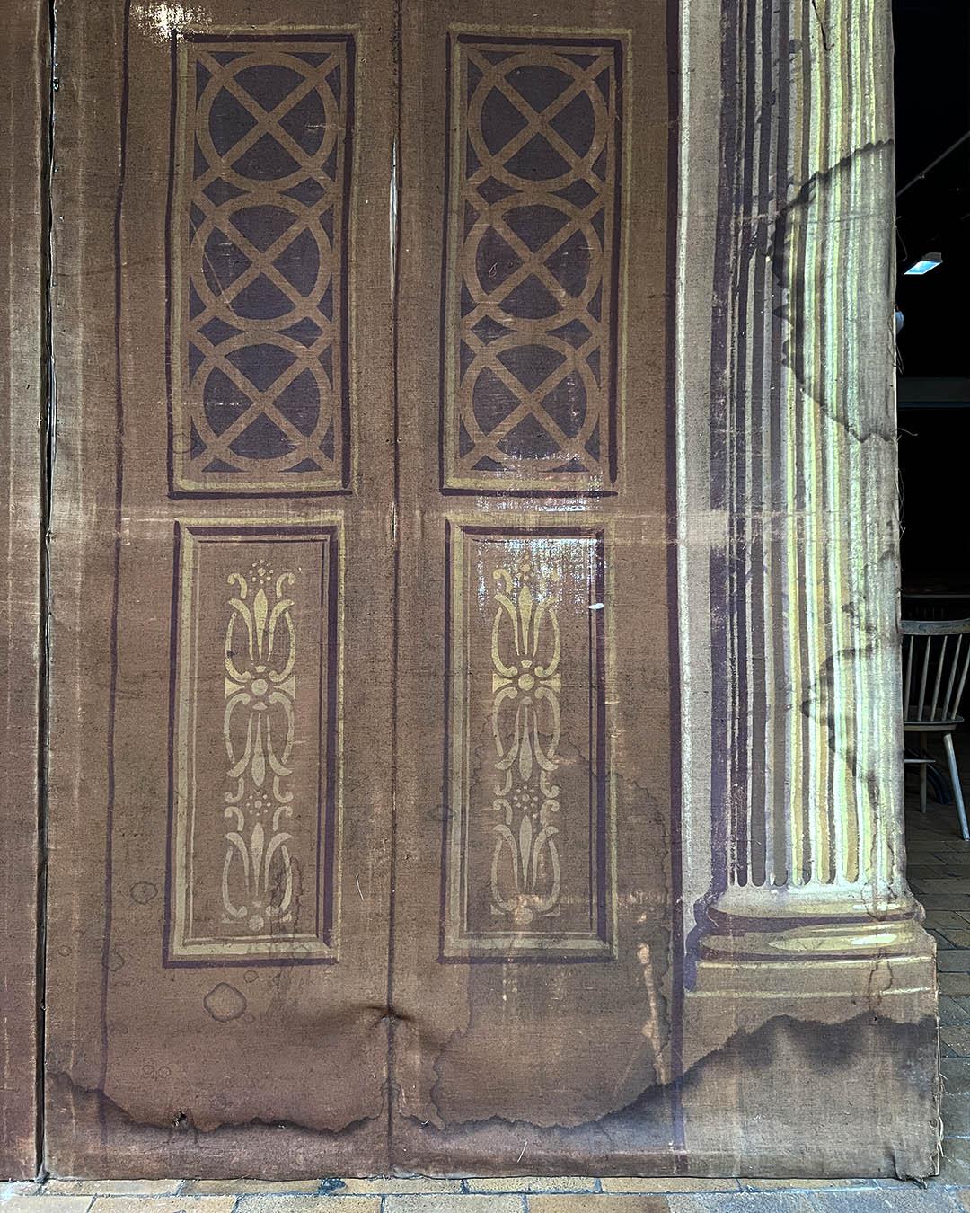 Antique Painted Theater Backdrop with Architectural Illusion – 320 × 340 cm Lienzo en venta