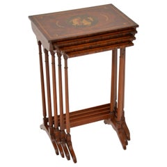 Nid de 4 tables anciennes en noyer peint