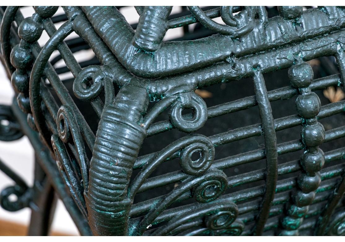 Antica scatola con coperchio in vimini dipinta su un supporto in vendita 3