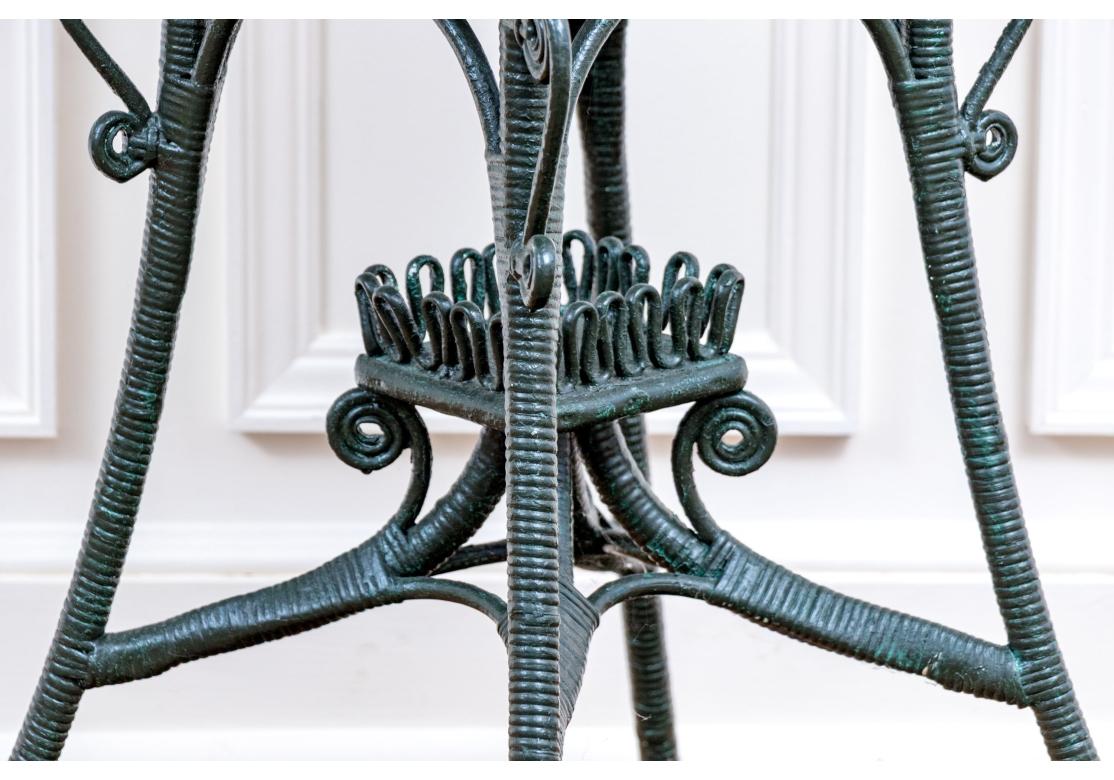 La scatola quadrata con coperchio e supporto è dipinta in verde scuro e finemente costruita con dettagli di perline e volute. La parte superiore della cupola ha un coperchio con cerniera e due angoli laterali sono dotati di anelli. Si erge su alte