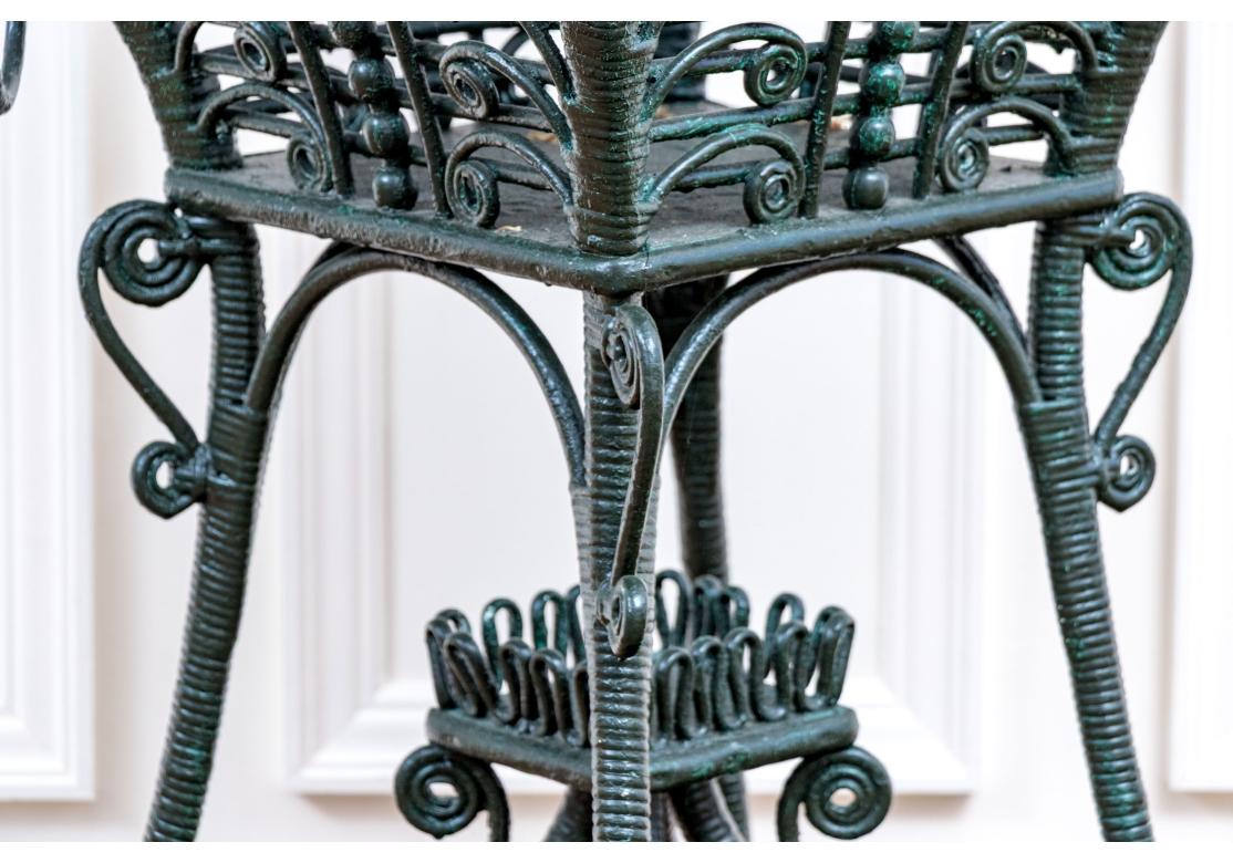 Vittoriano Antica scatola con coperchio in vimini dipinta su un supporto in vendita