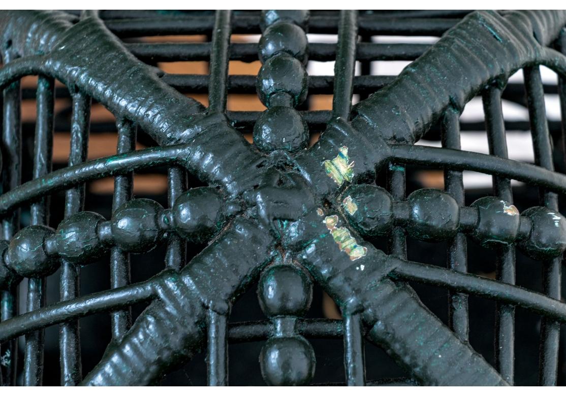 Antica scatola con coperchio in vimini dipinta su un supporto In condizioni discrete in vendita a Bridgeport, CT