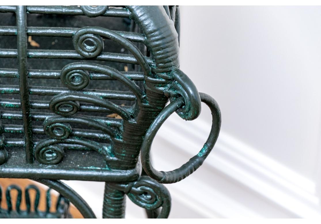 XX secolo Antica scatola con coperchio in vimini dipinta su un supporto in vendita