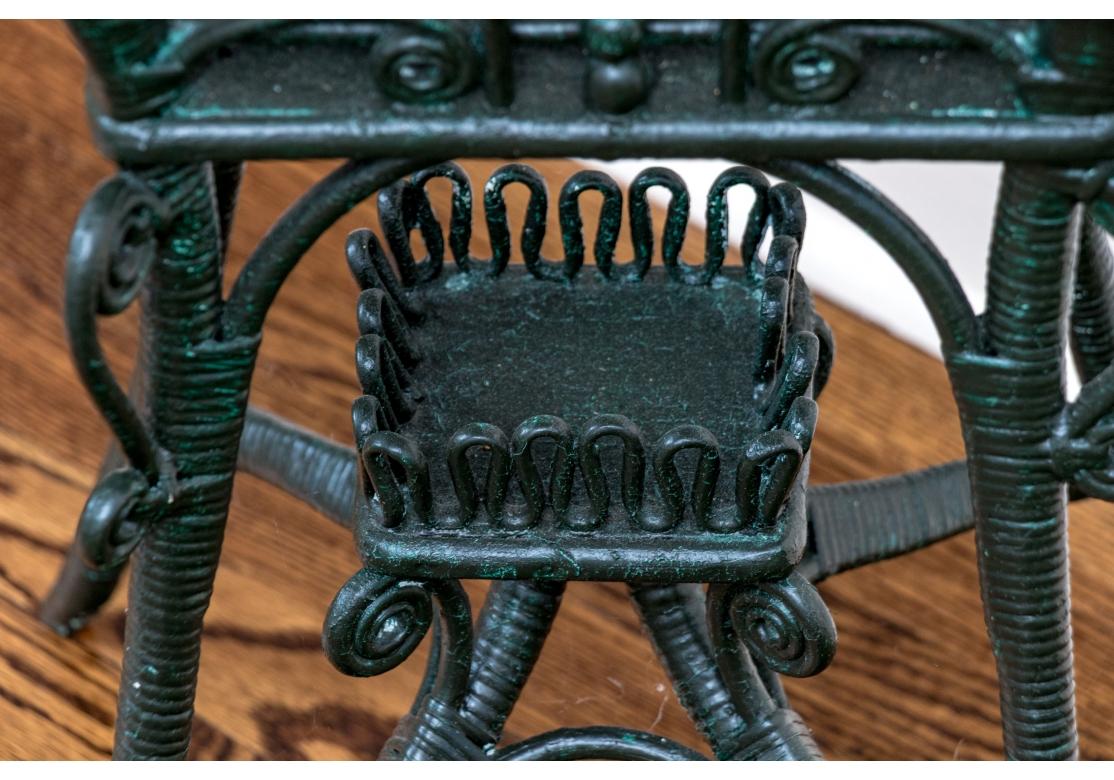 Vimini Antica scatola con coperchio in vimini dipinta su un supporto in vendita